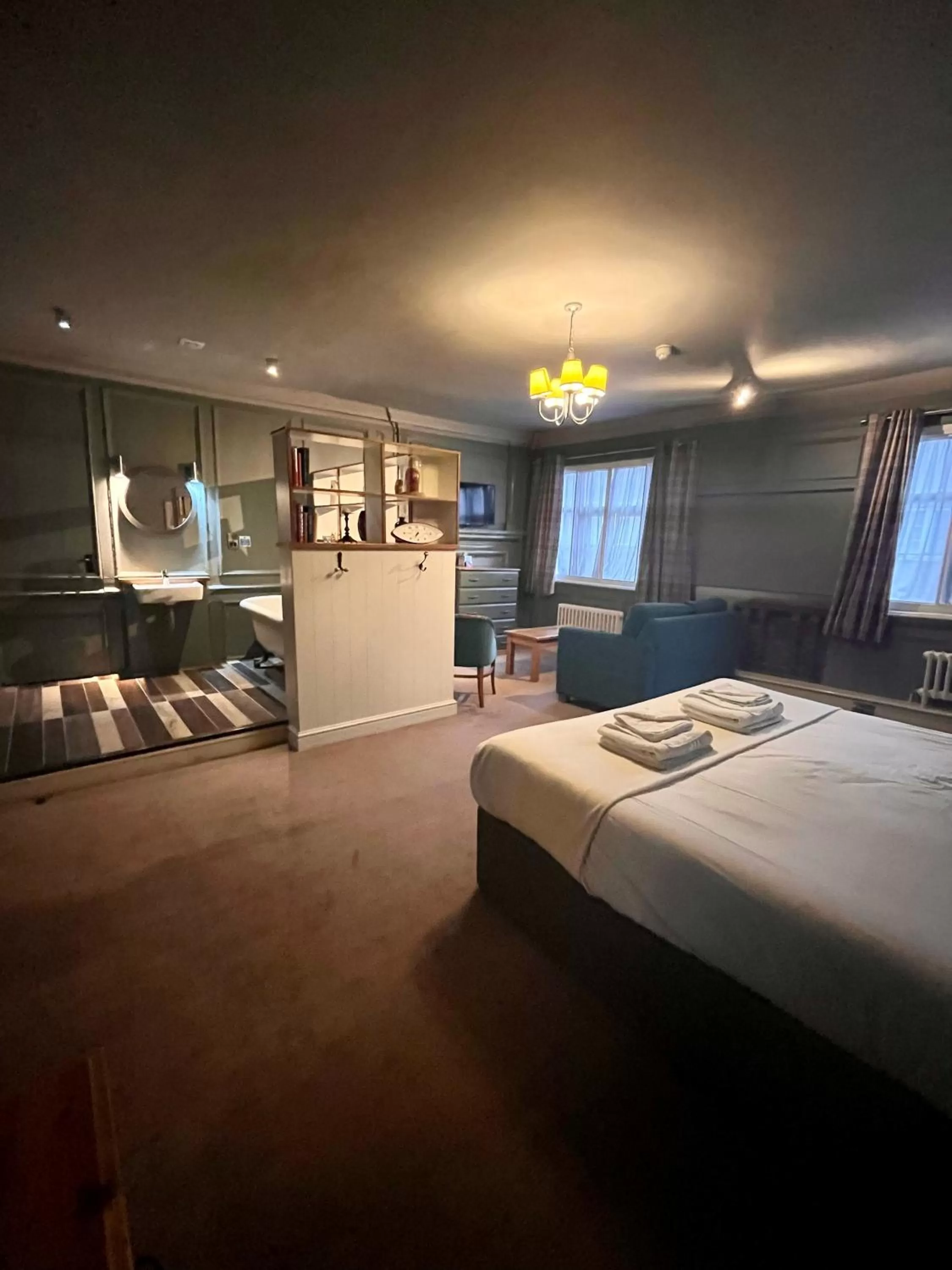 Bedroom, Bed in The Ostrich Inn Colnbrook London Heathrow