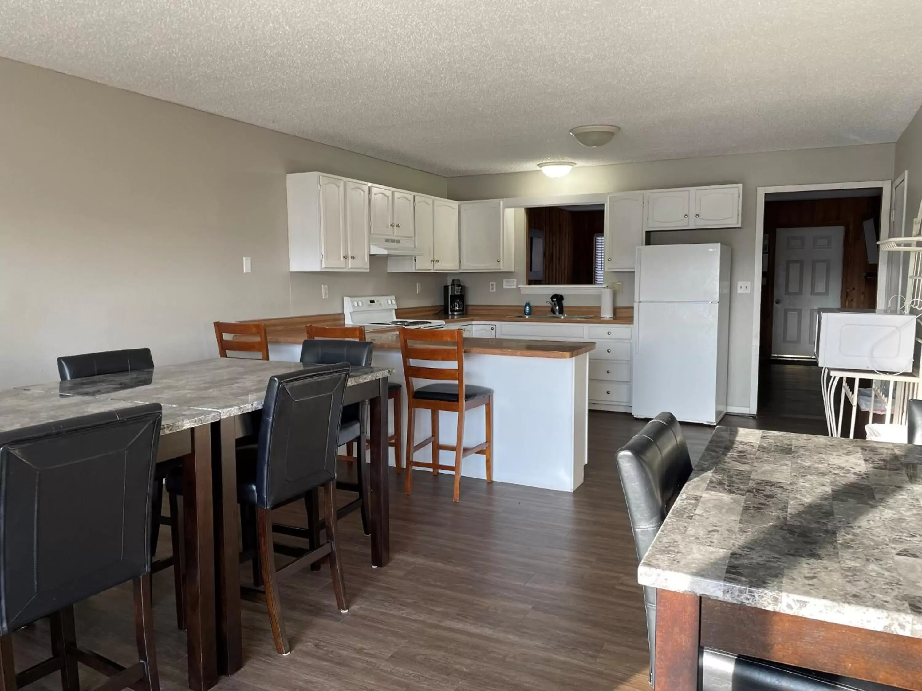 Kitchen/Kitchenette in Sunset Beach Resort