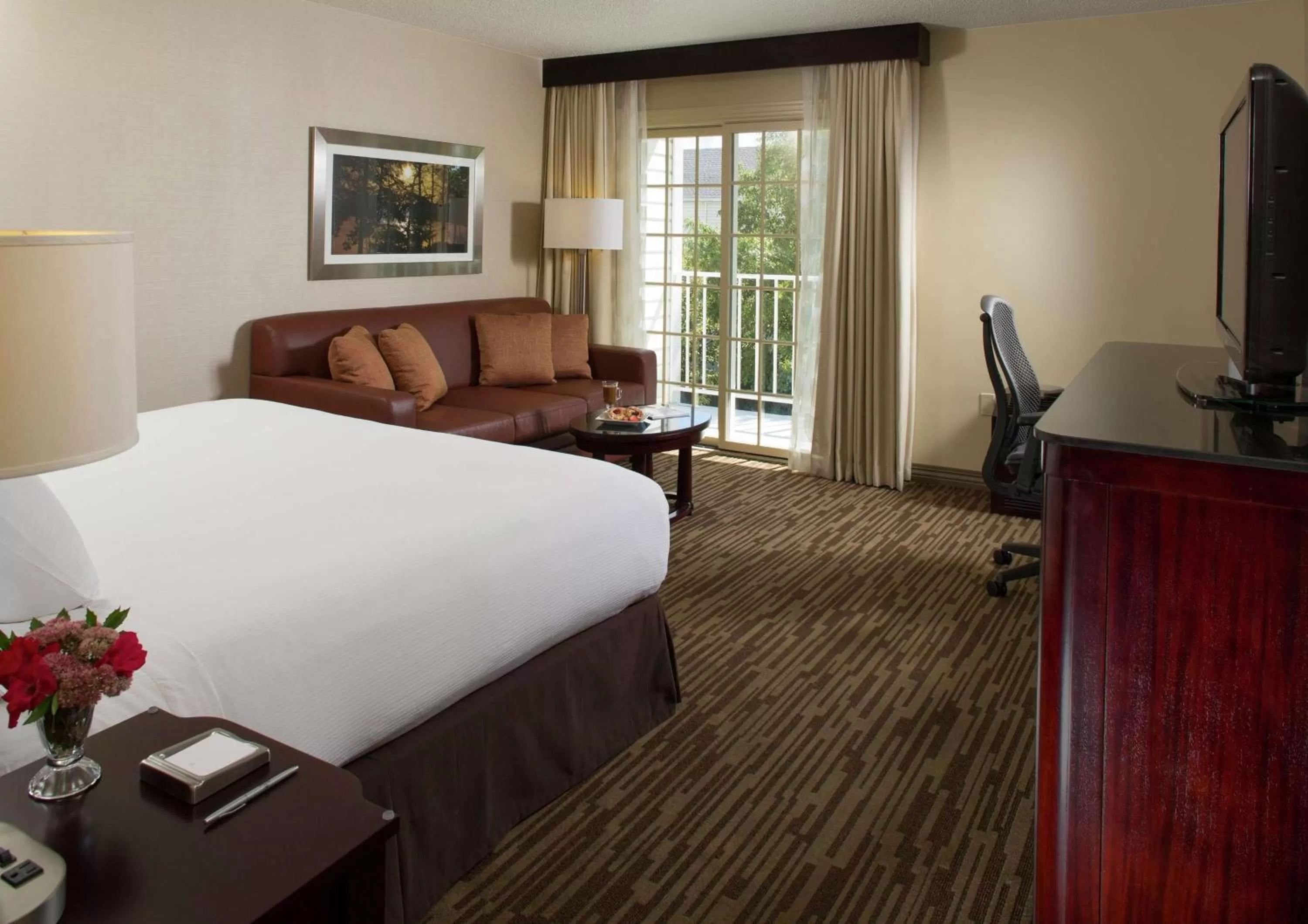 Bedroom, Bed in DoubleTree by Hilton Raleigh Durham Airport at Research Triangle Park