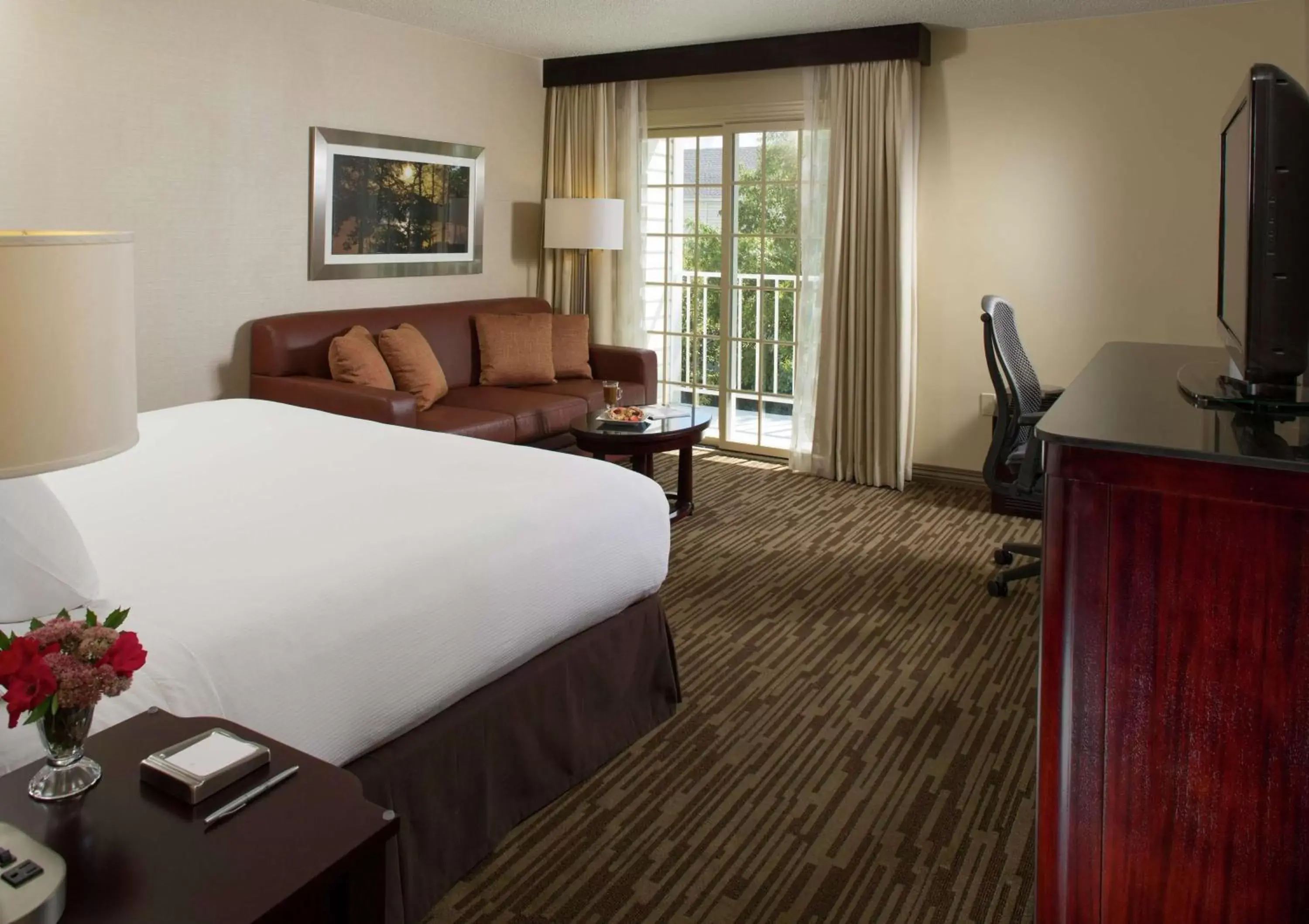 Bedroom in DoubleTree by Hilton Raleigh Durham Airport at Research Triangle Park