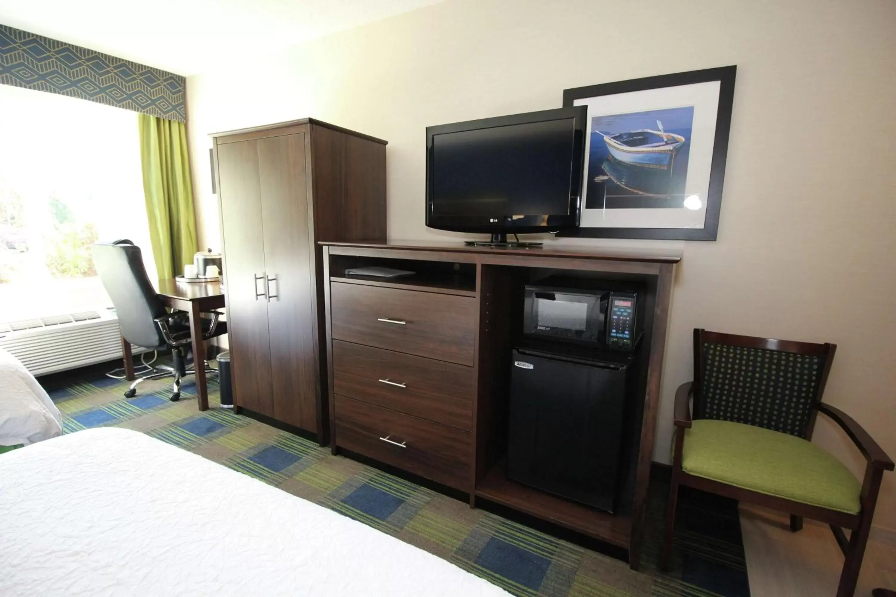 Bedroom, TV/Entertainment Center in Hampton Inn Sandusky-Central