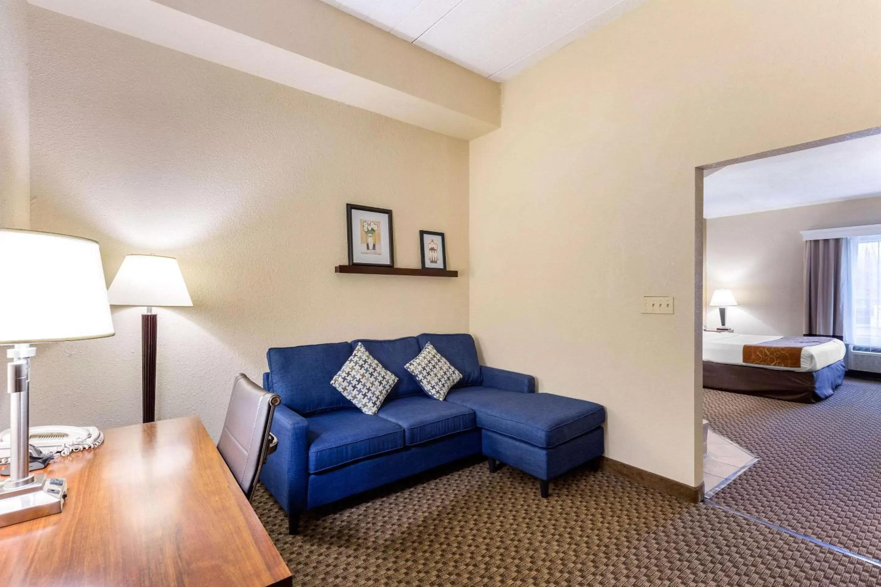 Bedroom, Seating Area in Comfort Suites Columbia Gateway