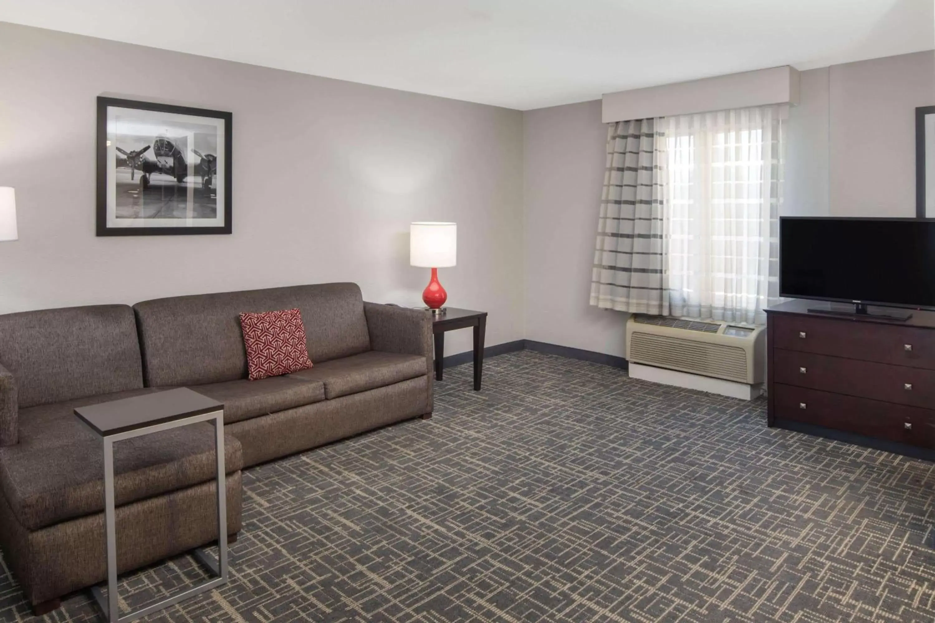 Photo of the whole room, Seating Area in La Quinta by Wyndham Atlanta Airport South