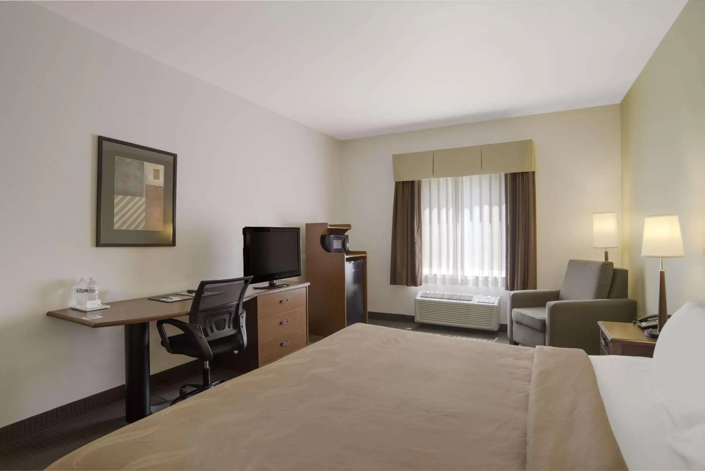 Bedroom, TV/Entertainment Center in Quality Inn & Suites Chambersburg