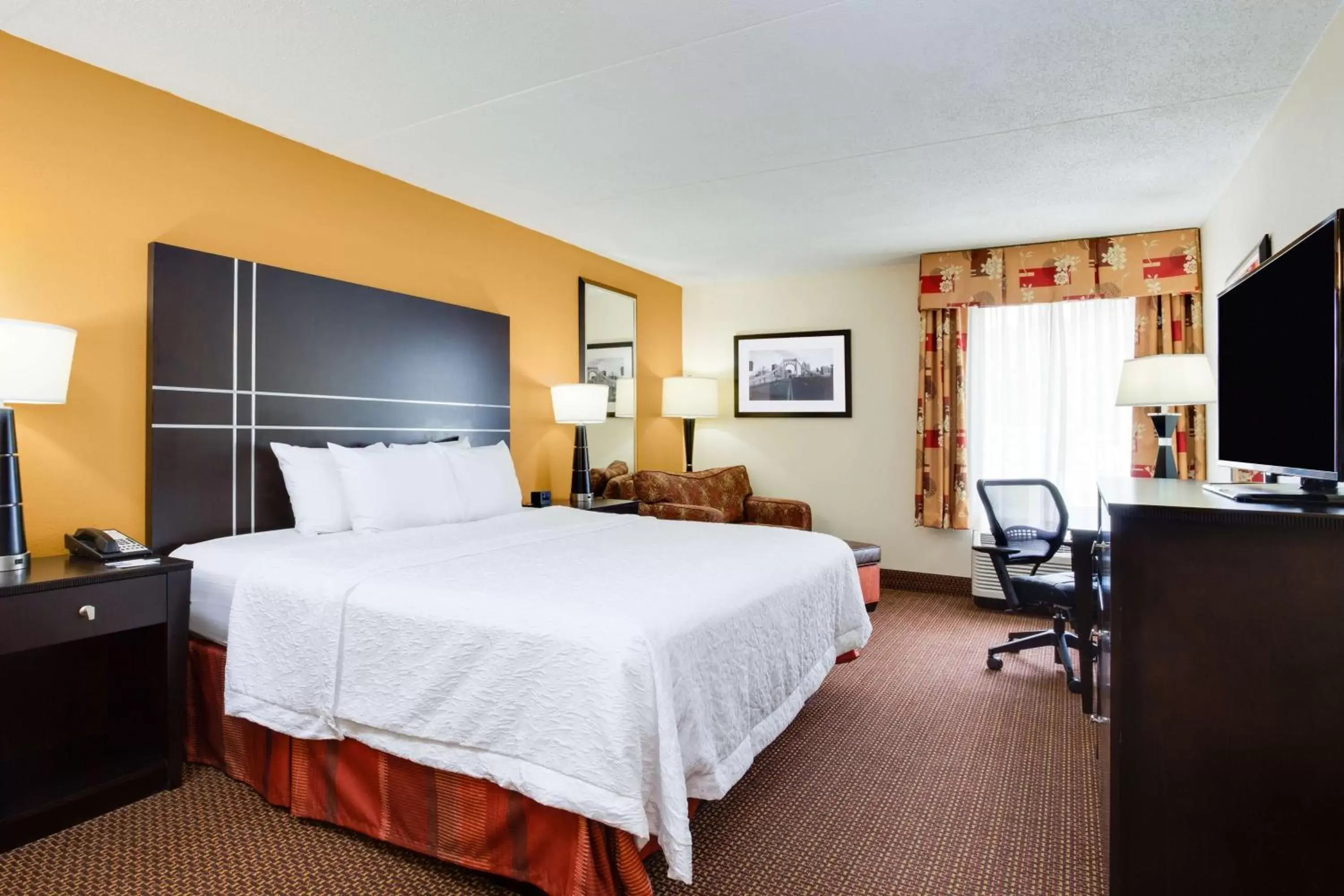 Bedroom, Bed in Hampton Inn Pittsburgh/West Mifflin