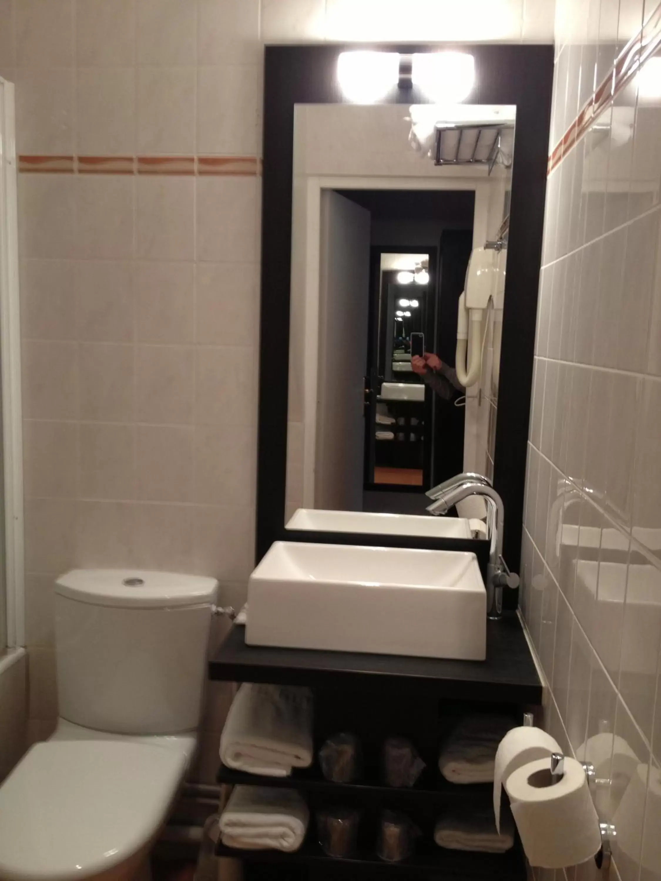 Bathroom in Hôtel des Deux Avenues