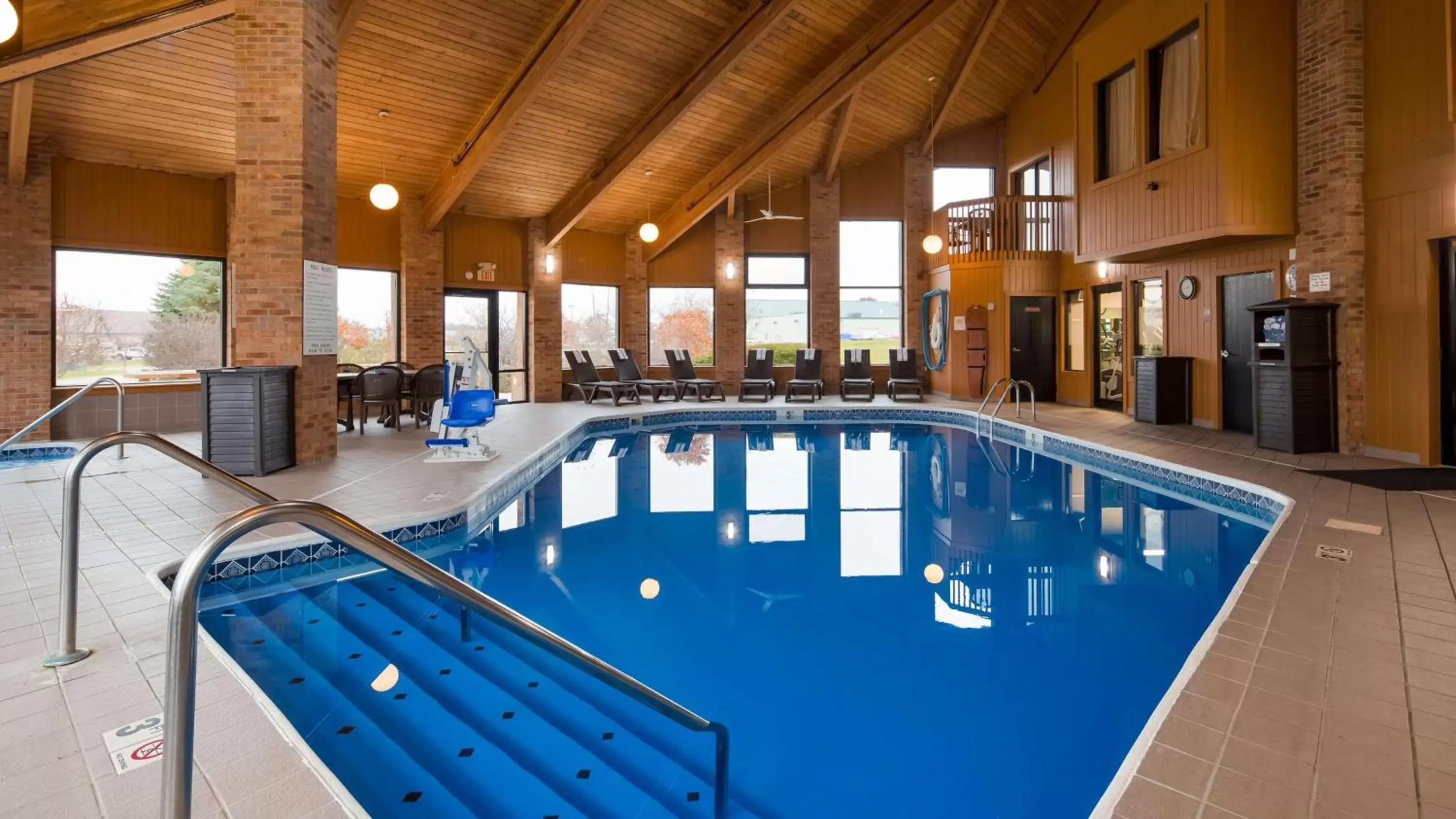 Pool view, Swimming Pool in Best Western Lakewood Inn