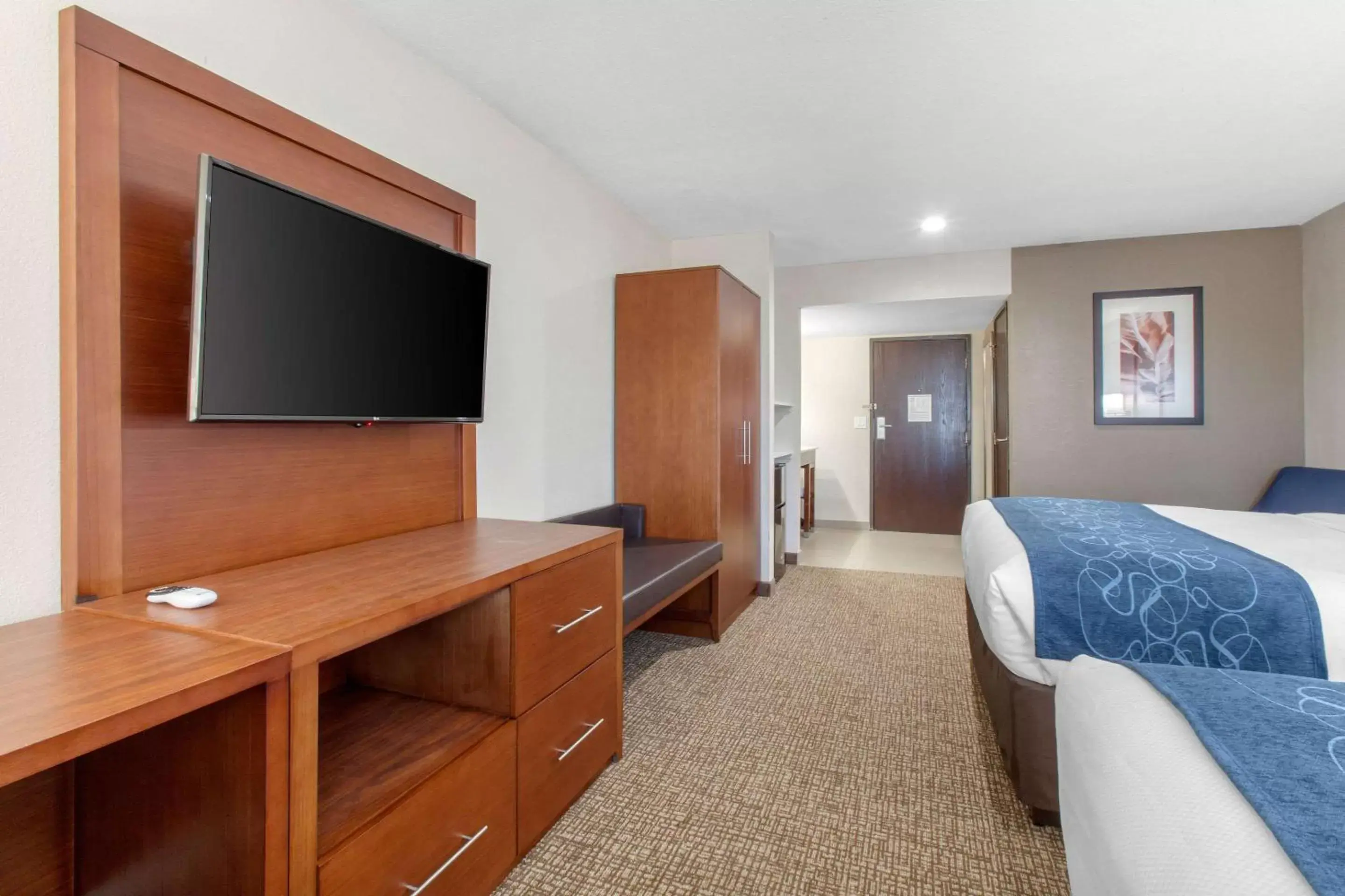 Photo of the whole room, TV/Entertainment Center in Comfort Inn & Suites Pinetop Show Low