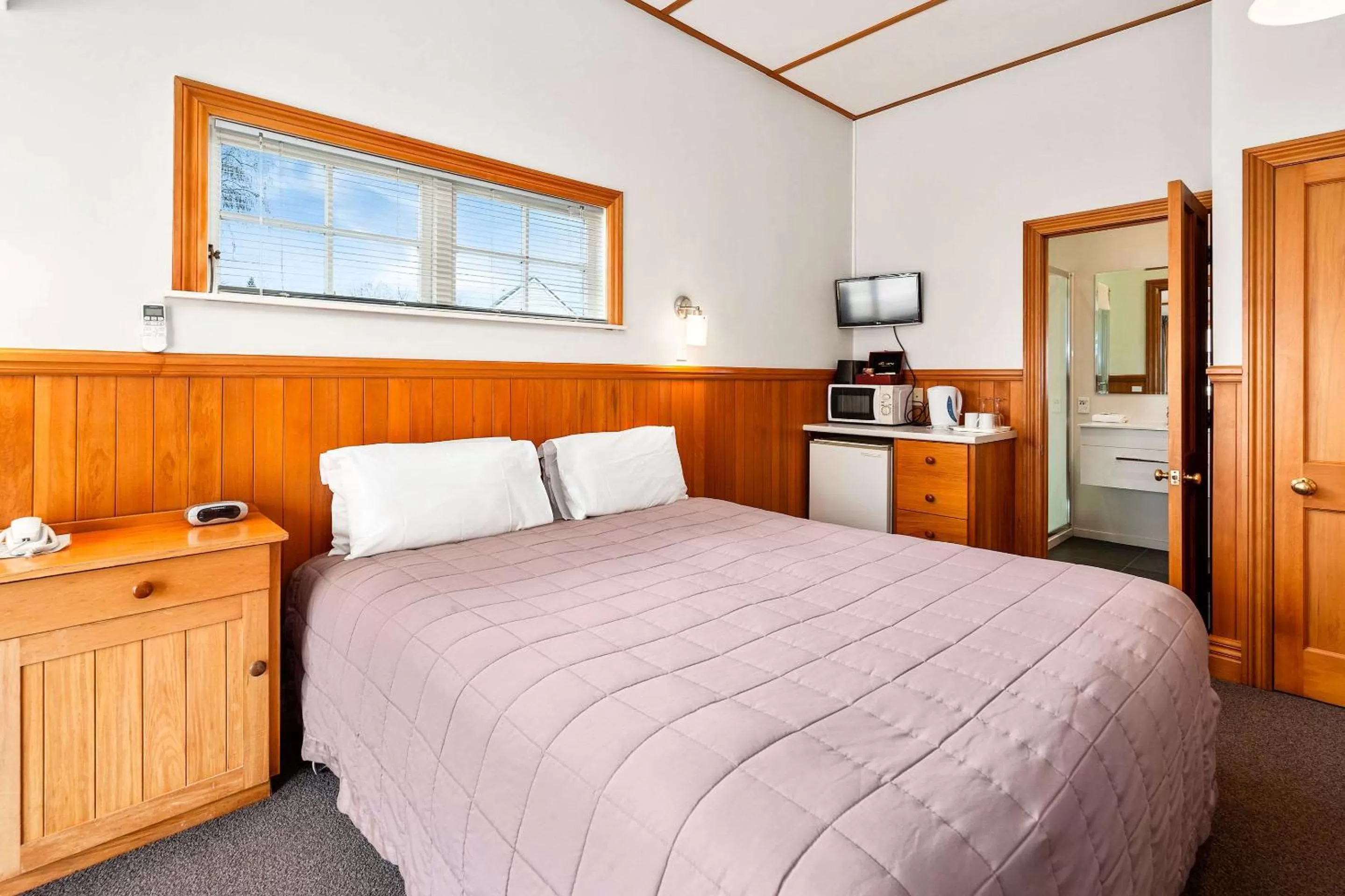 Photo of the whole room, Bed in Huka Falls Resort