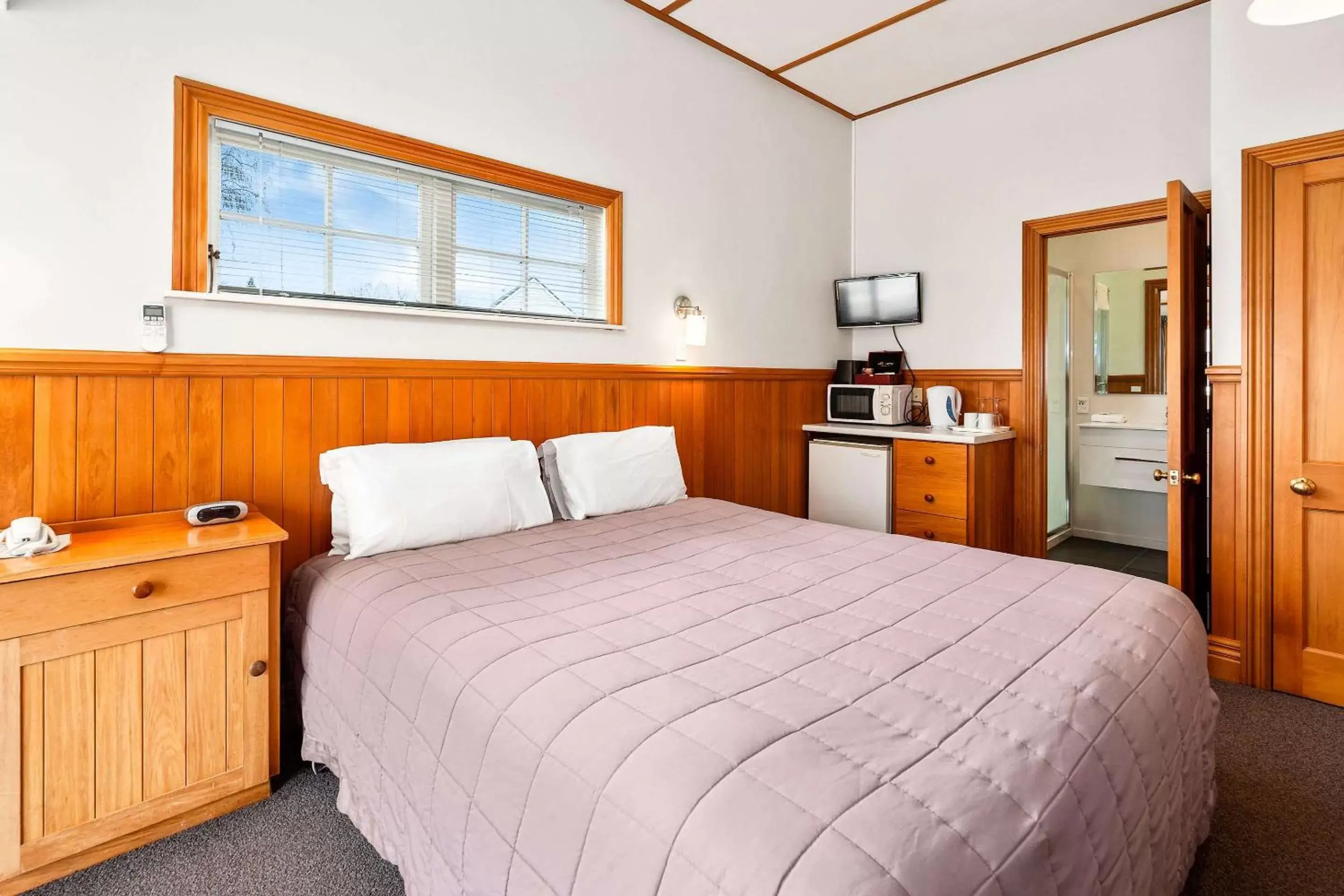Photo of the whole room, Bed in Quality Suites Huka Falls