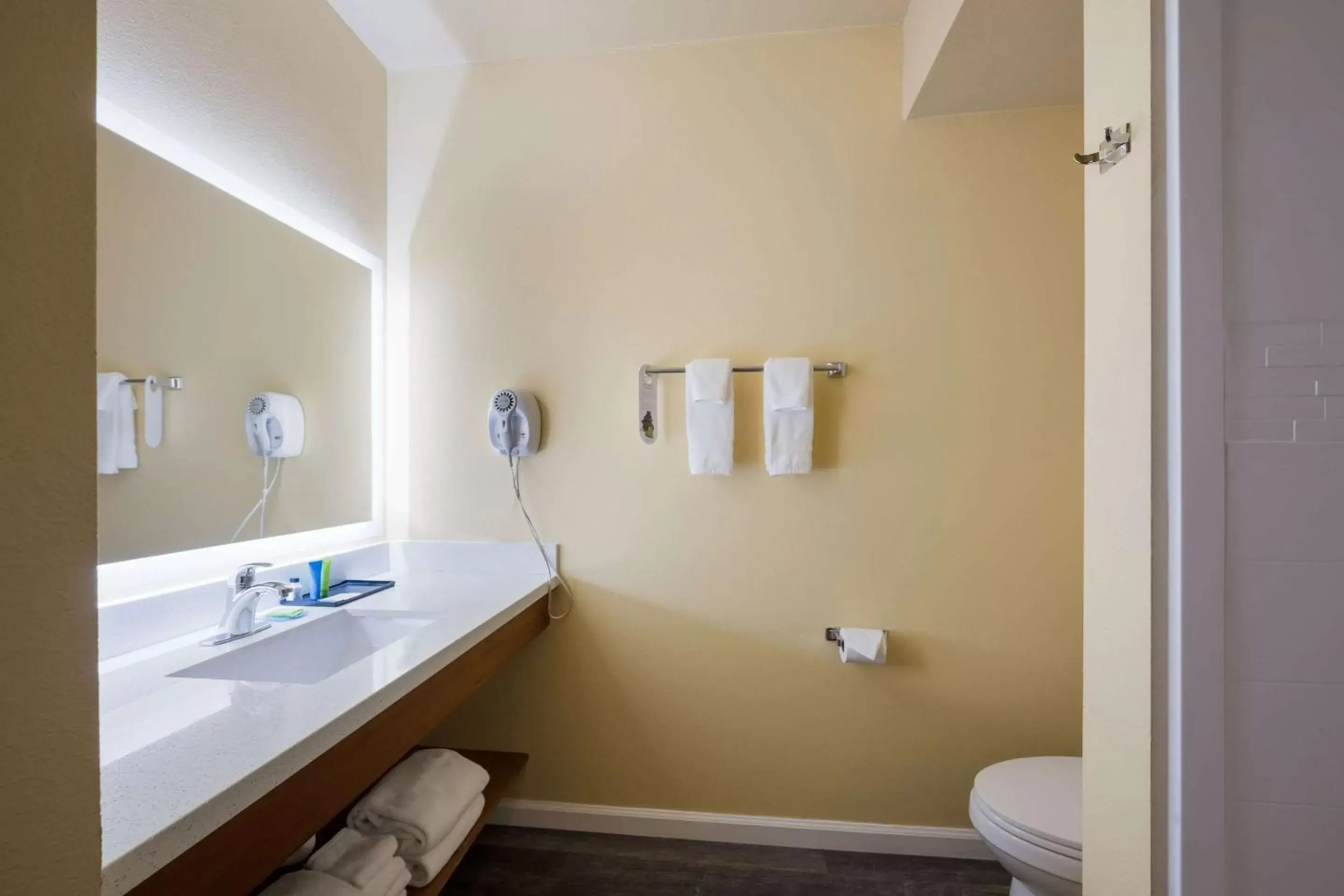 King Suite with Marina View in Inn at Port Gardner-Everett Waterfront, Ascend Hotel Collection King Suite with Marina View in Inn at Port Gardner-Everett Waterfront, Ascend Hotel Collection