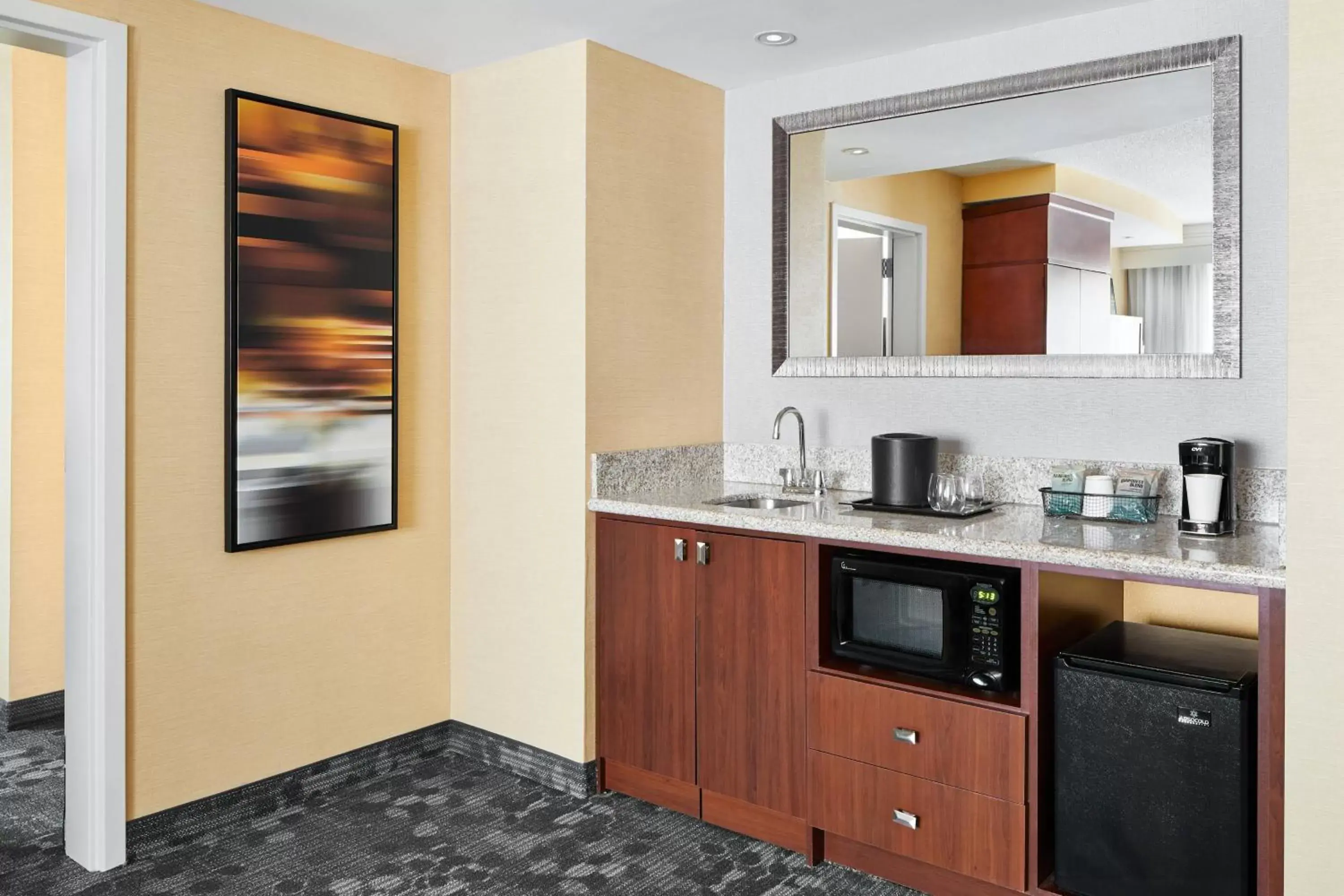 Photo of the whole room, Kitchen/Kitchenette in Courtyard by Marriott Newark Downtown