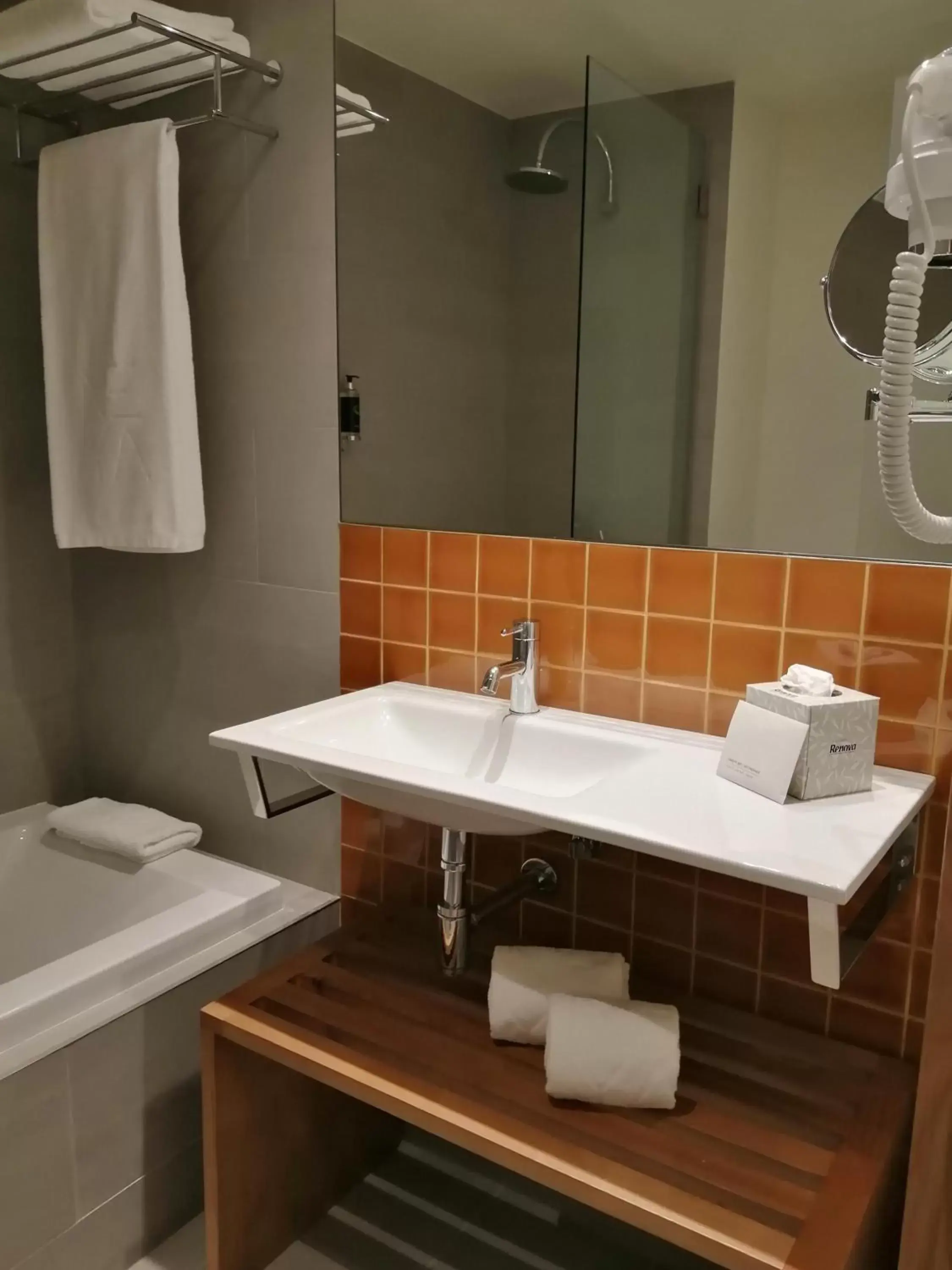 Toilet, Bathroom in NEYA Porto Hotel