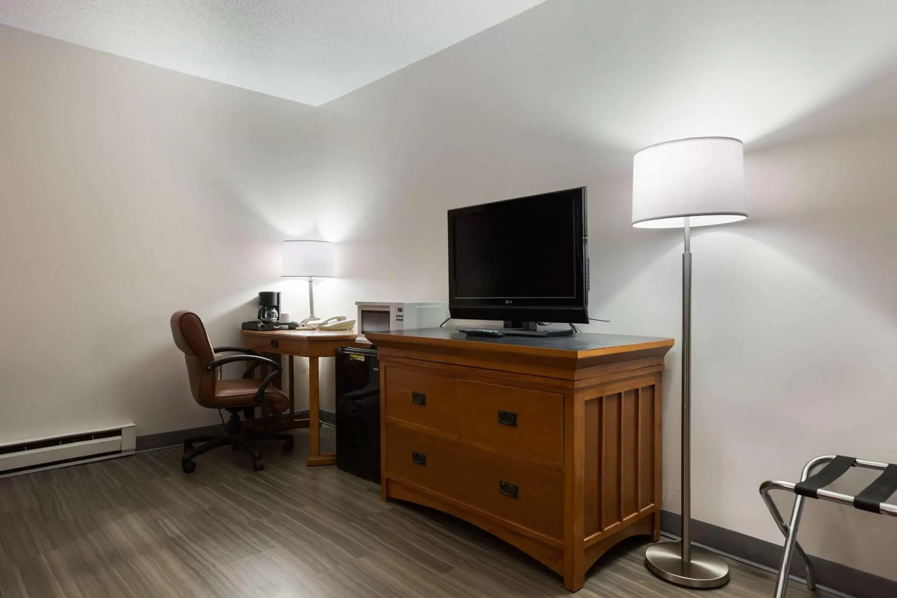 Photo of the whole room, TV/Entertainment Center in Econo Lodge Inn & Suites