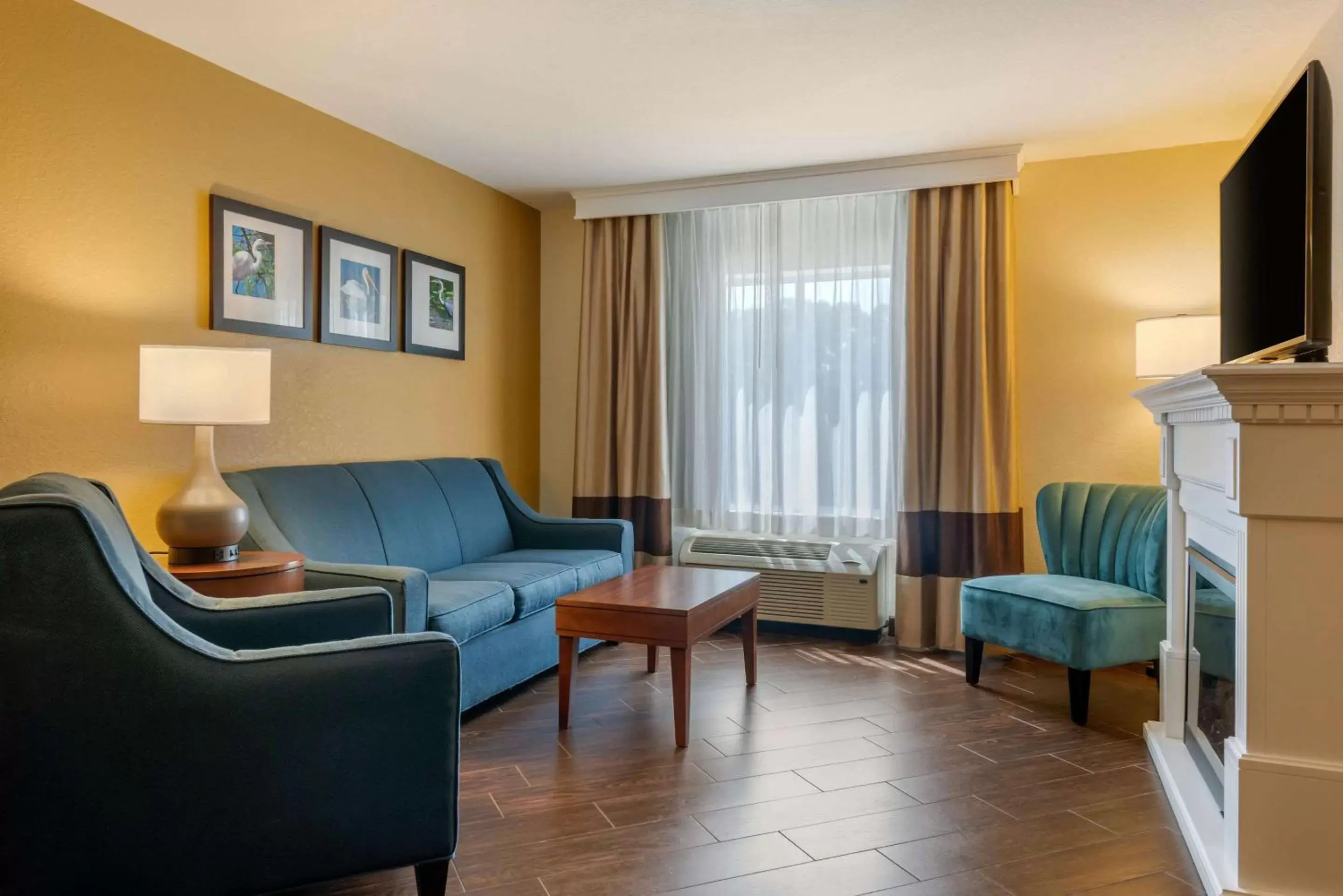 Bedroom, Seating Area in Comfort Suites The Villages