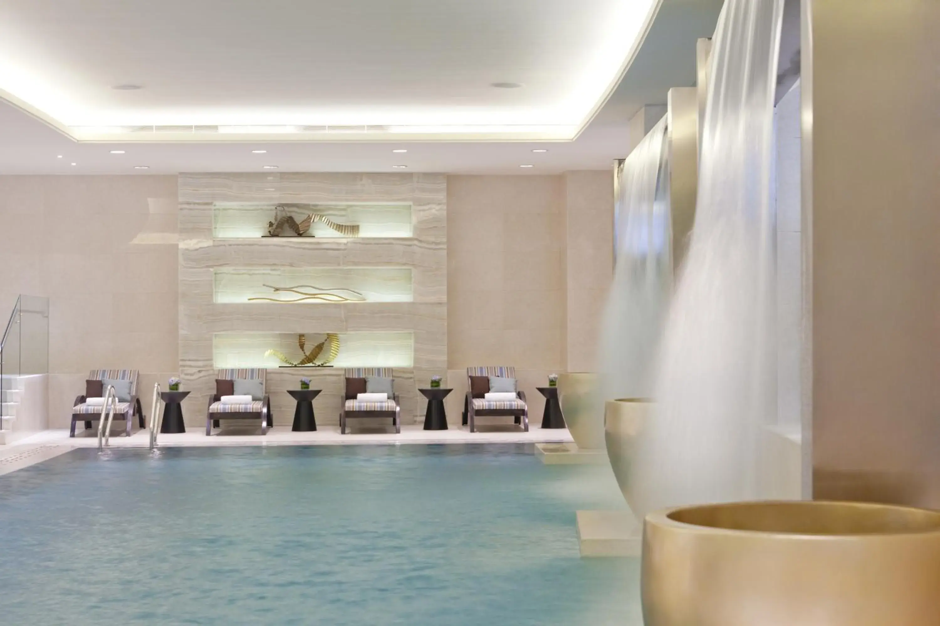 Swimming pool in Fairmont Yangcheng Lake Swimming pool in Fairmont Yangcheng Lake