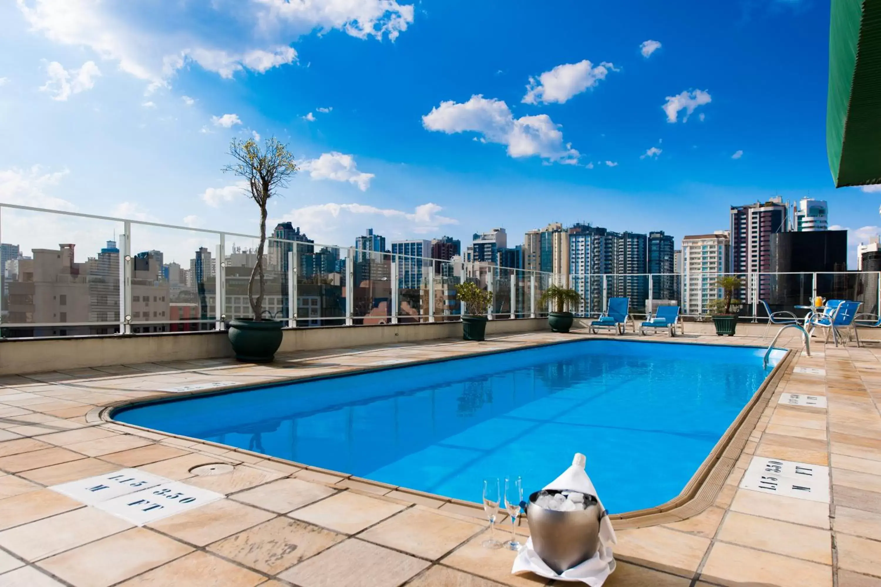 Swimming pool in Quality Hotel Curitiba