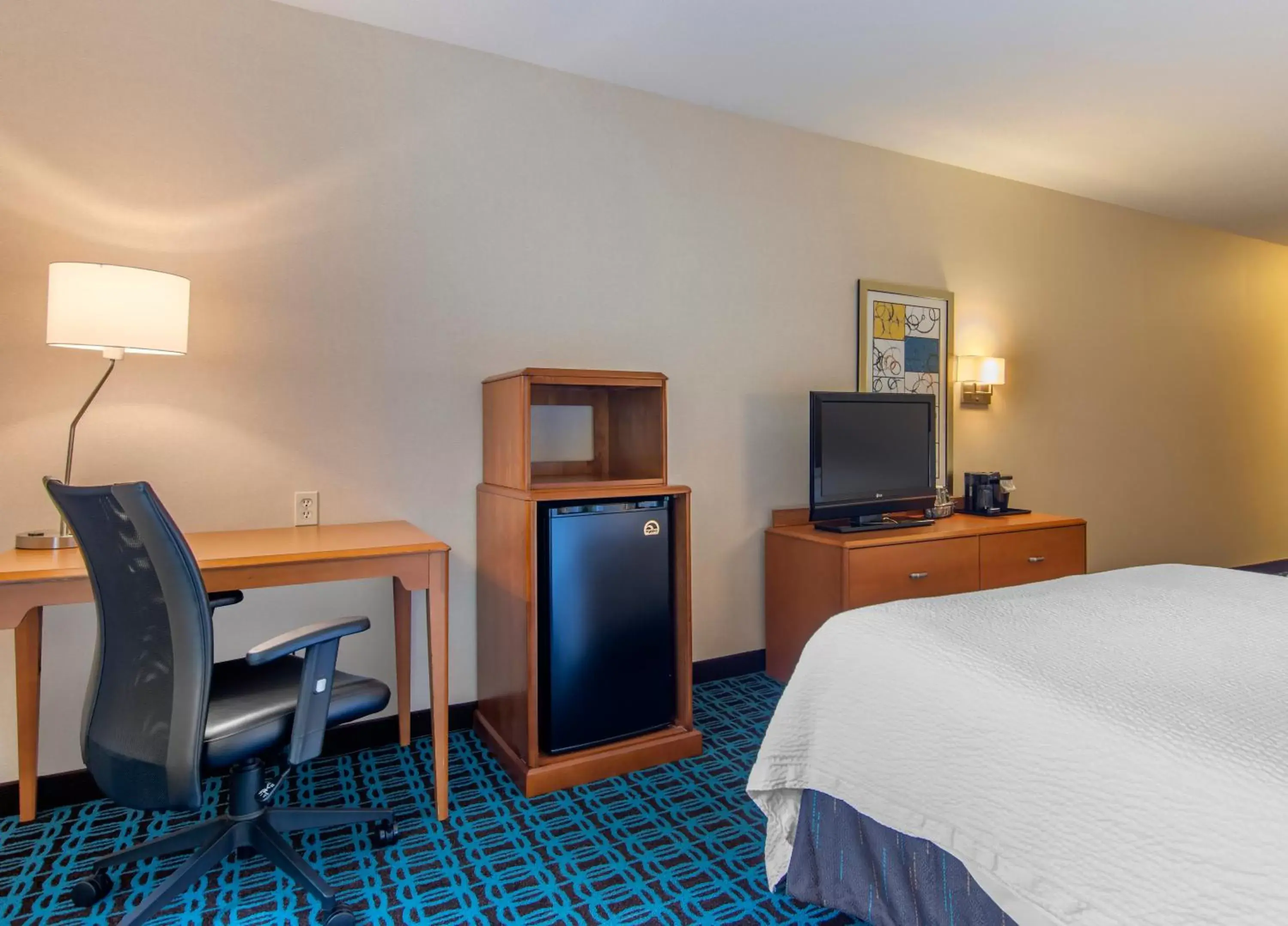 Bedroom, TV/Entertainment Center in Fairfield Inn & Suites Hooksett