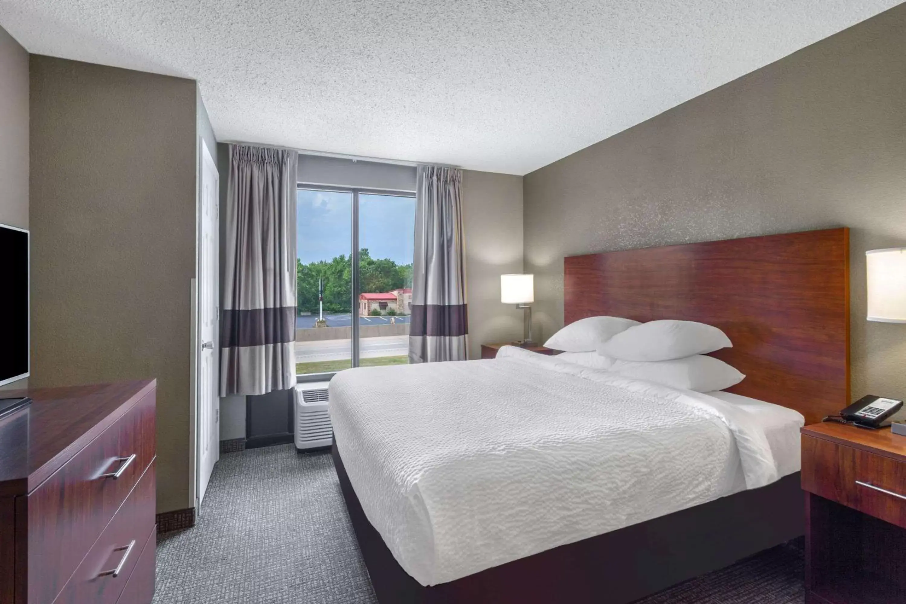 Photo of the whole room, Bed in Days Inn by Wyndham Blairsville