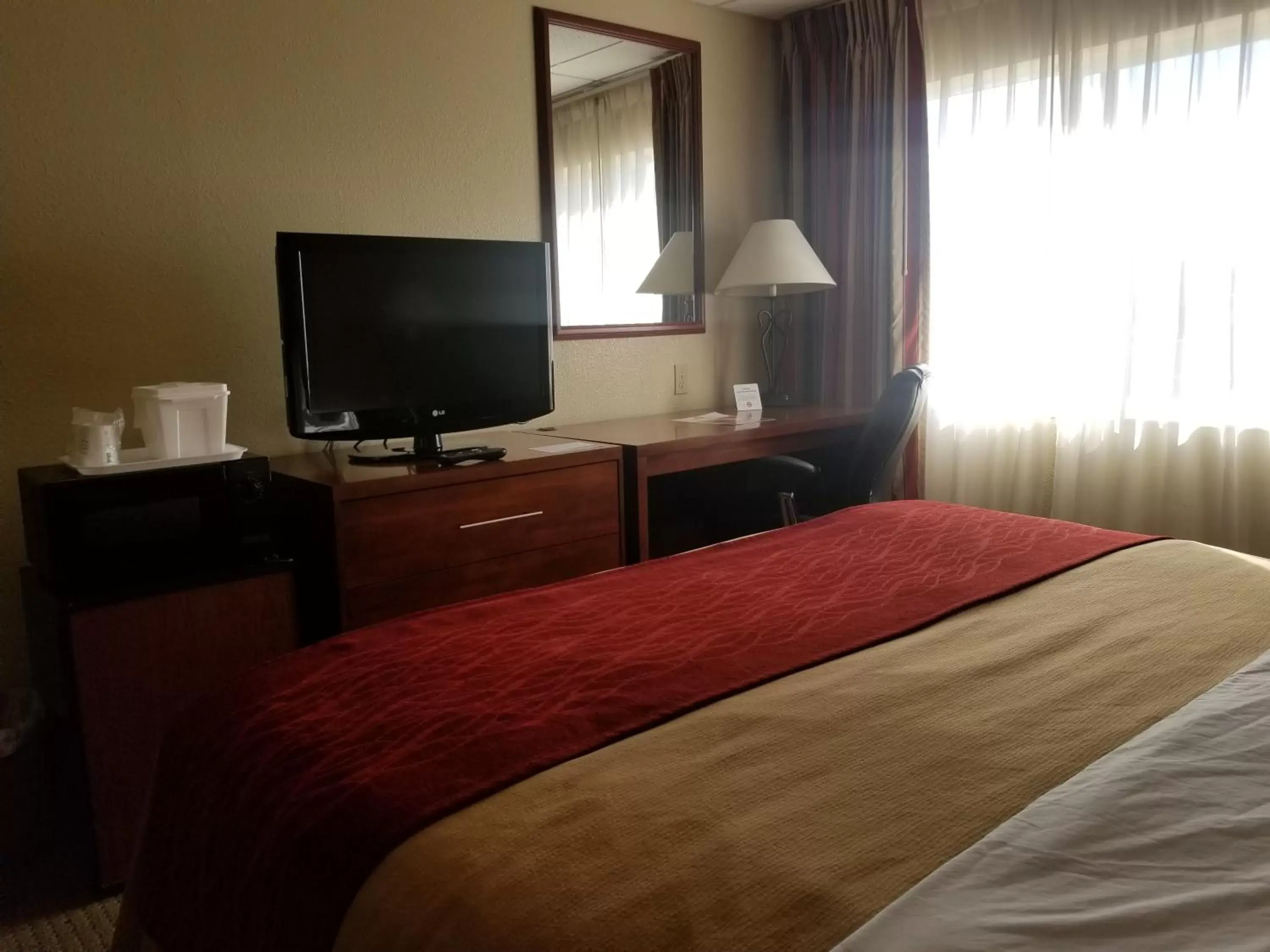 Bed, TV/Entertainment Center in Ramada by Wyndham Downtown Spokane