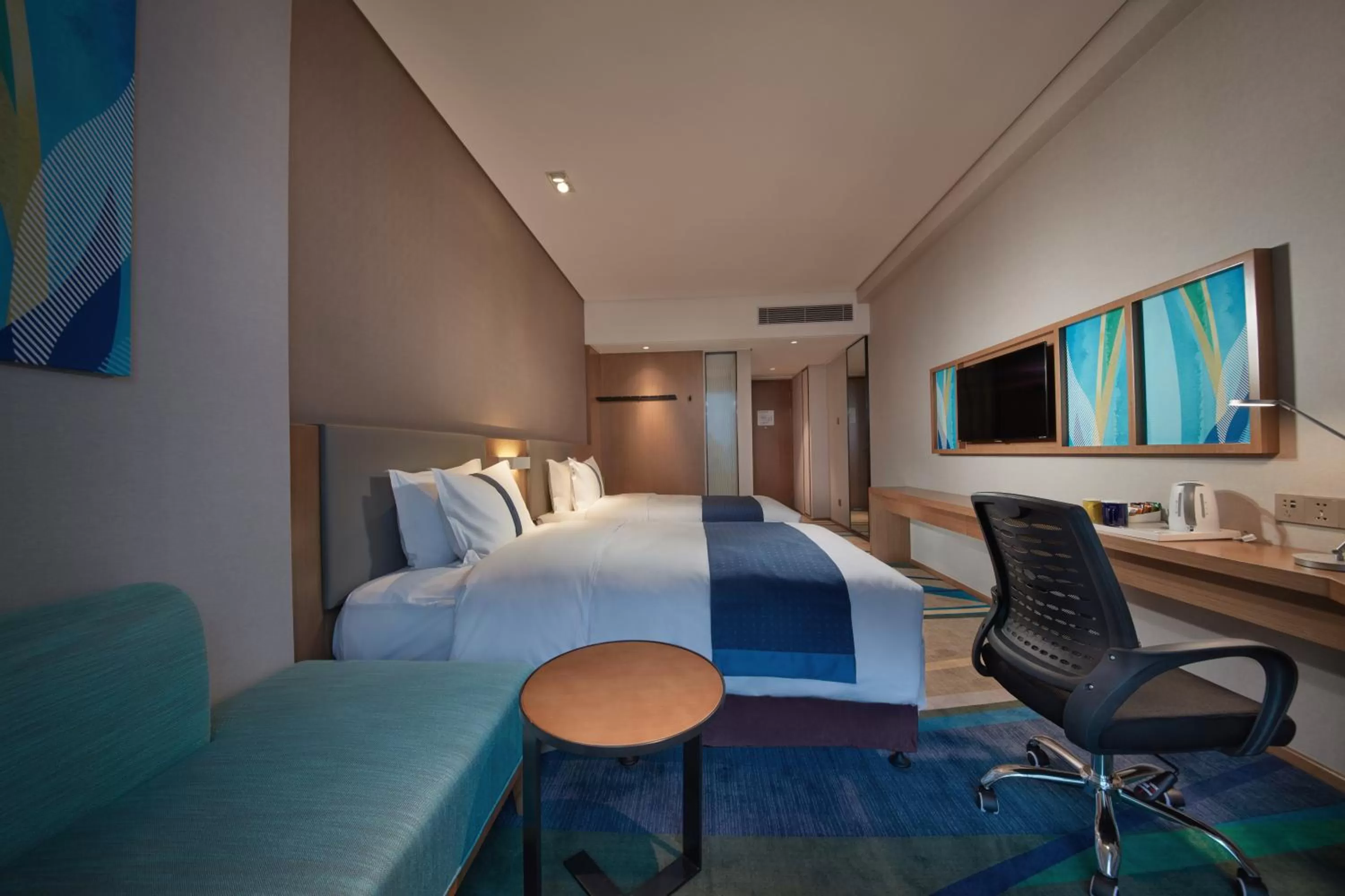 Photo of the whole room, Bed in Holiday Inn Express Hangzhou East Station by IHG