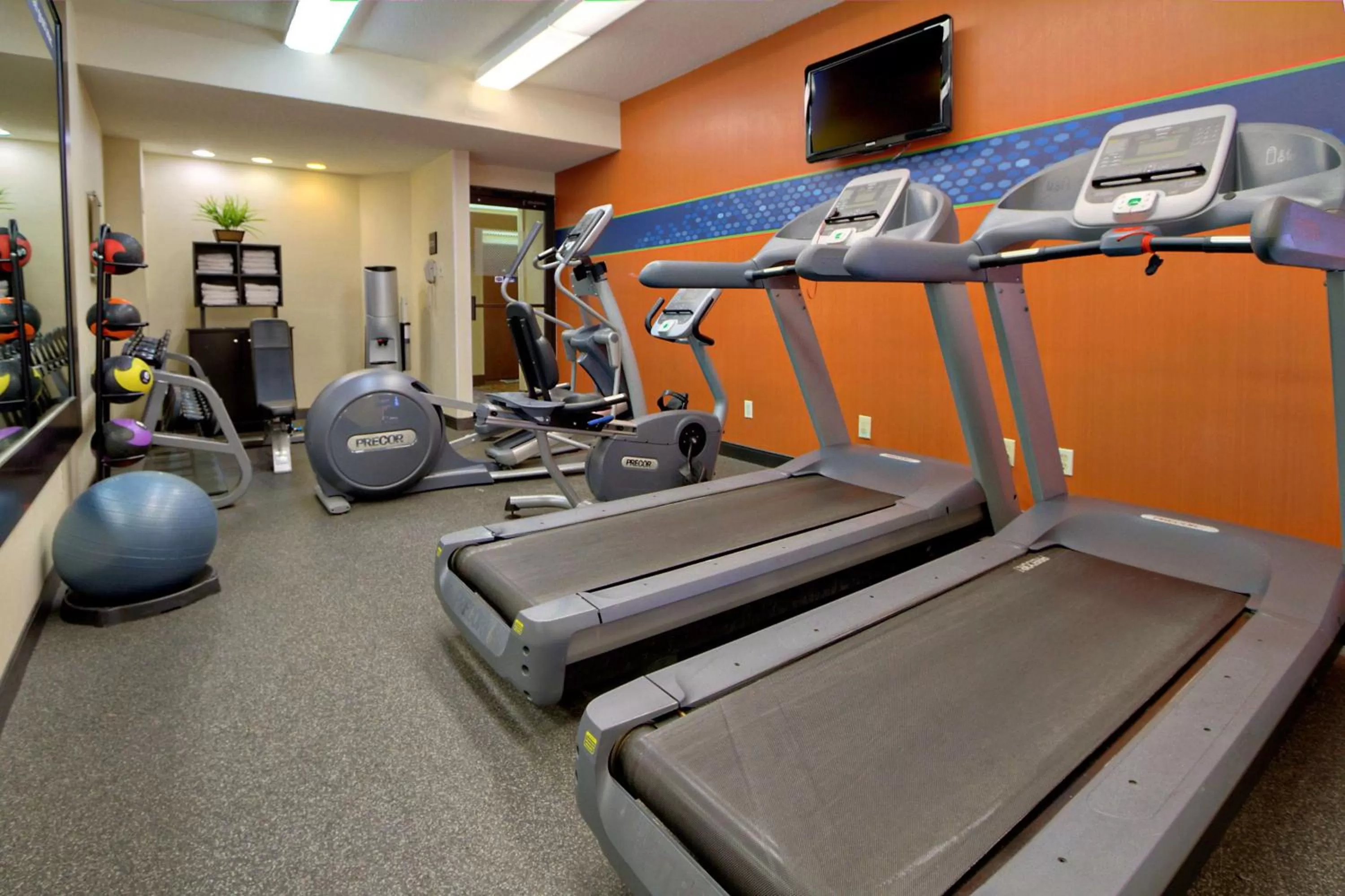 Fitness centre/facilities in Hampton Inn Charlotte University Place