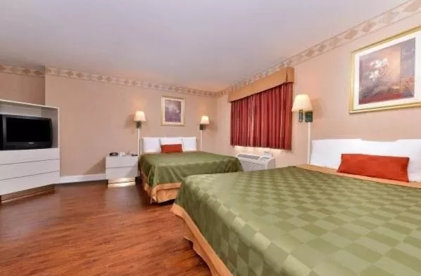 Photo of the whole room, Bed in Americas Best Value Inn San Clemente Beach