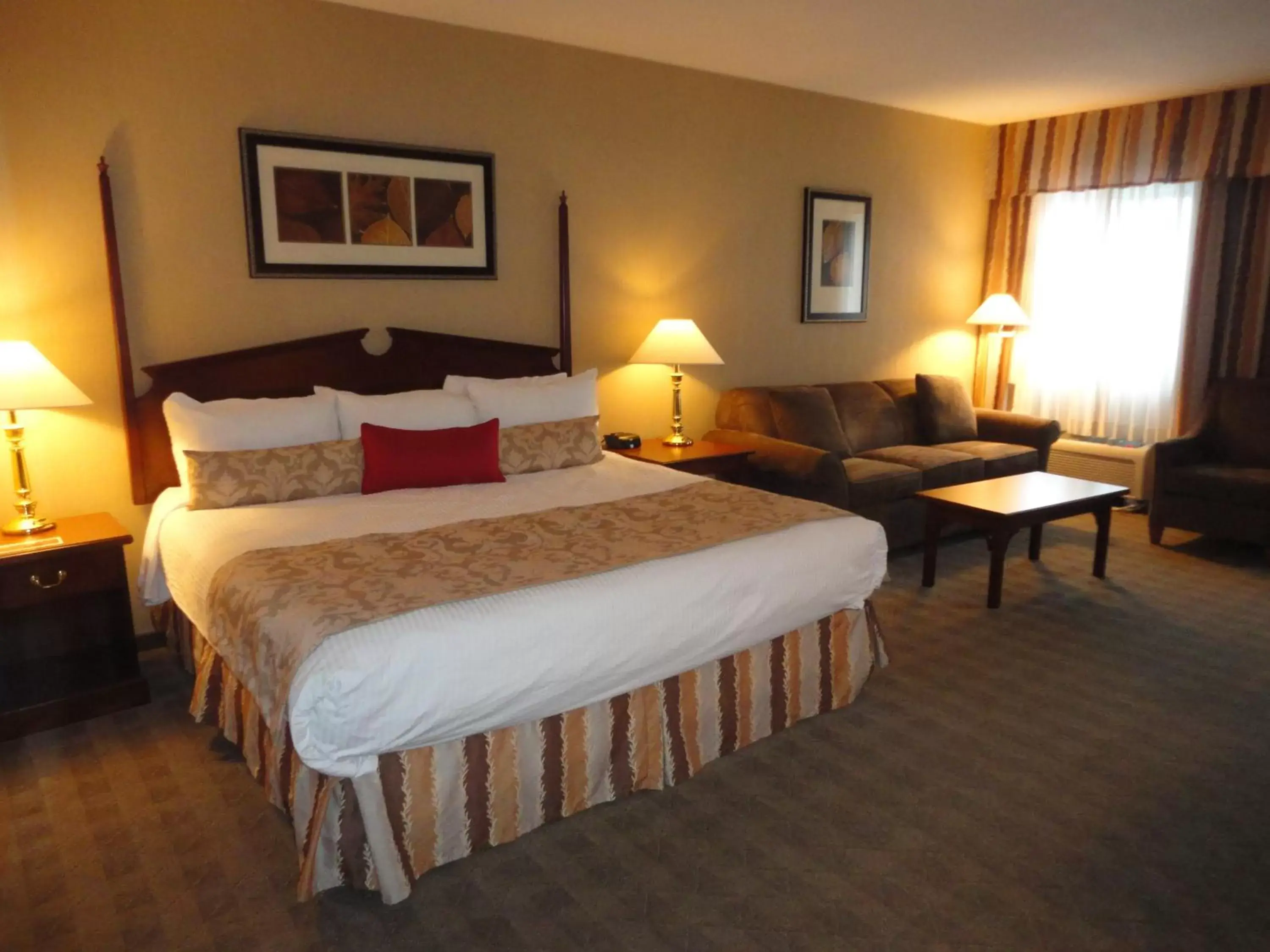Bed in Ramada by Wyndham Kelowna Hotel & Conference Center