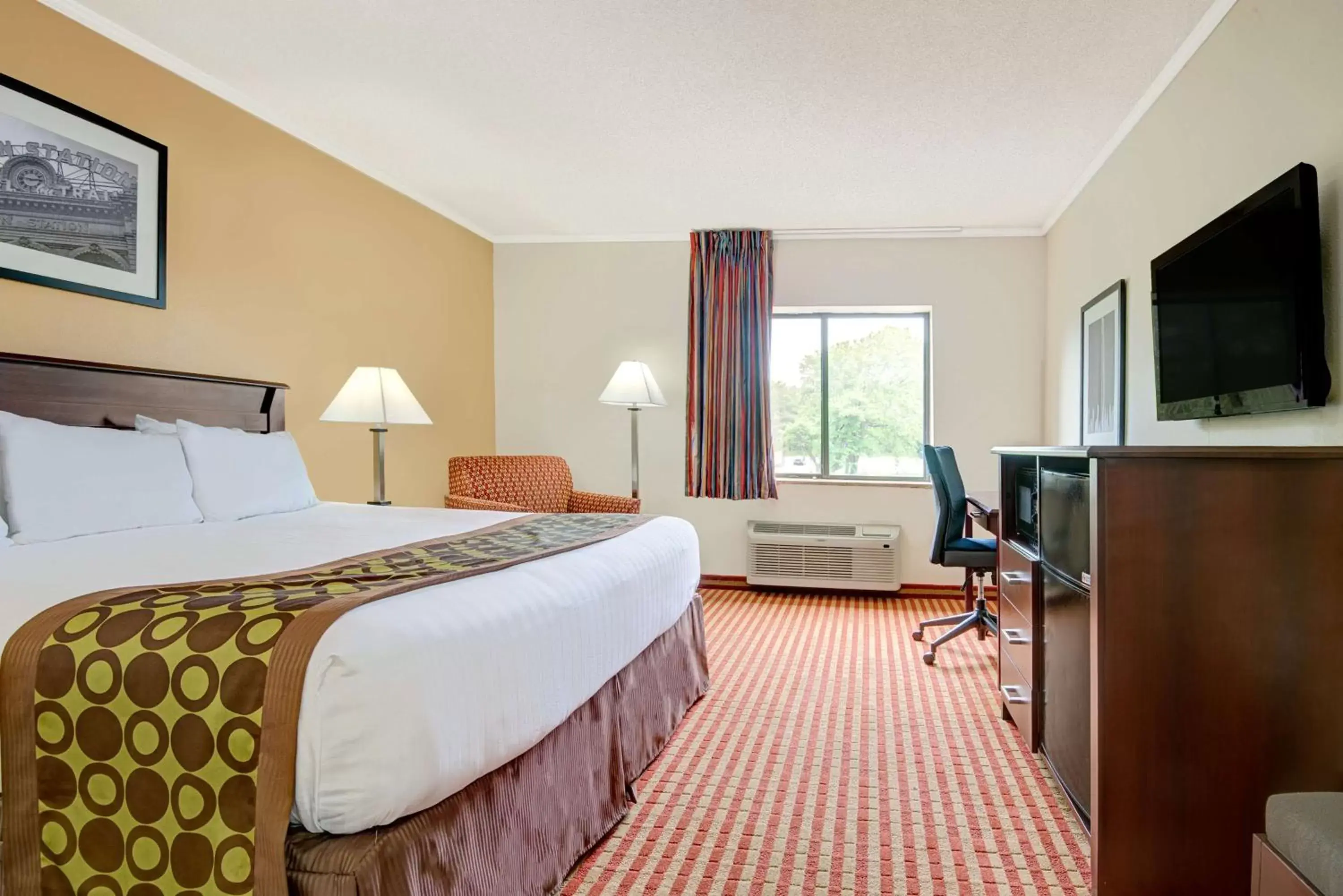 Queen Room - Disability Access/Non-Smoking in Days Inn & Suites by Wyndham Kansas City - Royals Stadium Queen Room - Disability Access/Non-Smoking in Days Inn & Suites by Wyndham Kansas City - Royals Stadium