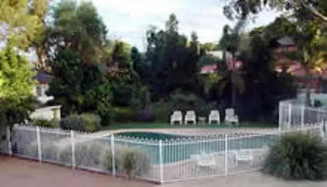 Swimming pool in Lake Haven Motor Inn