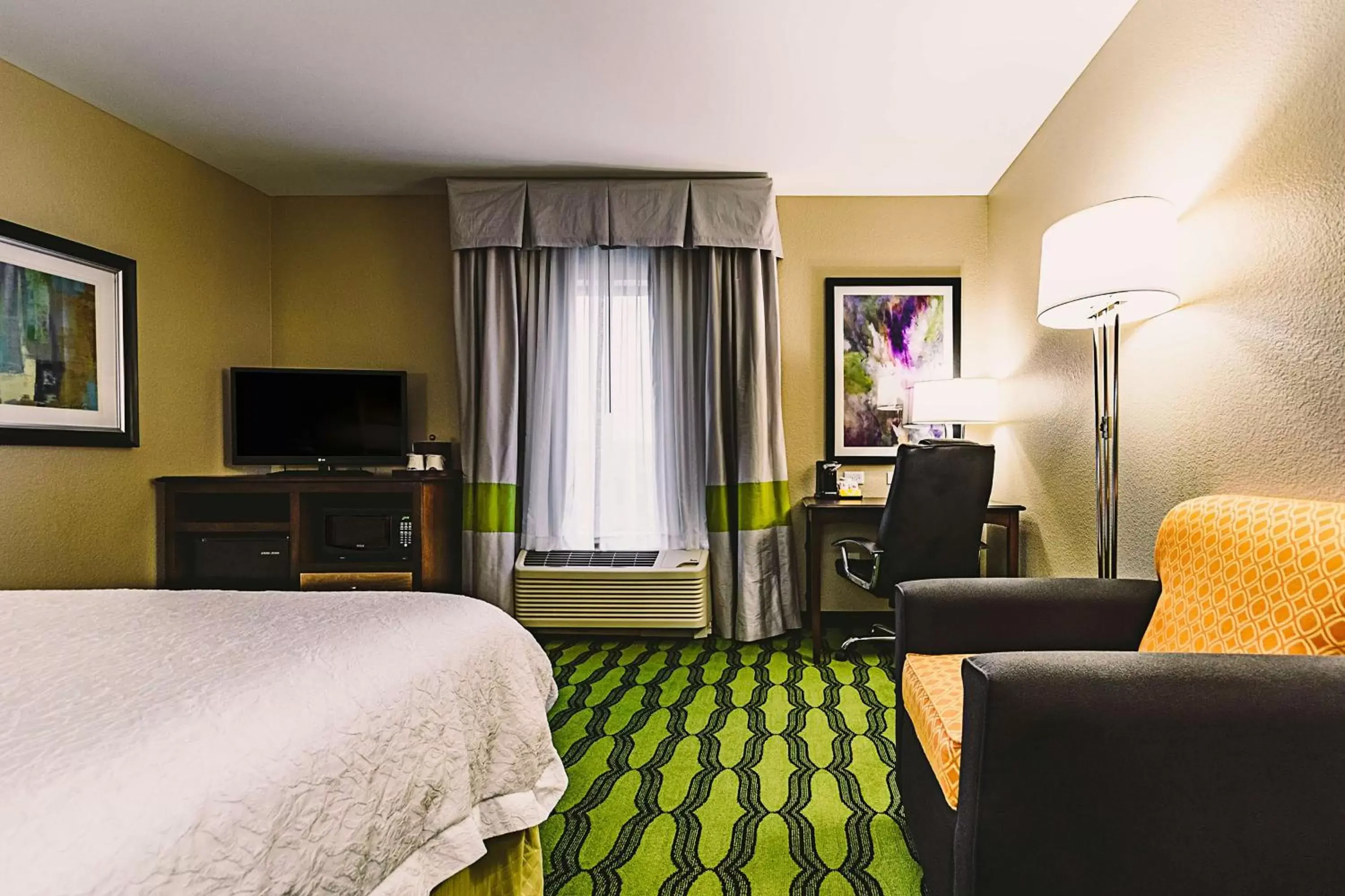 Bed, Seating Area in Hampton Inn Niagara Falls/ Blvd