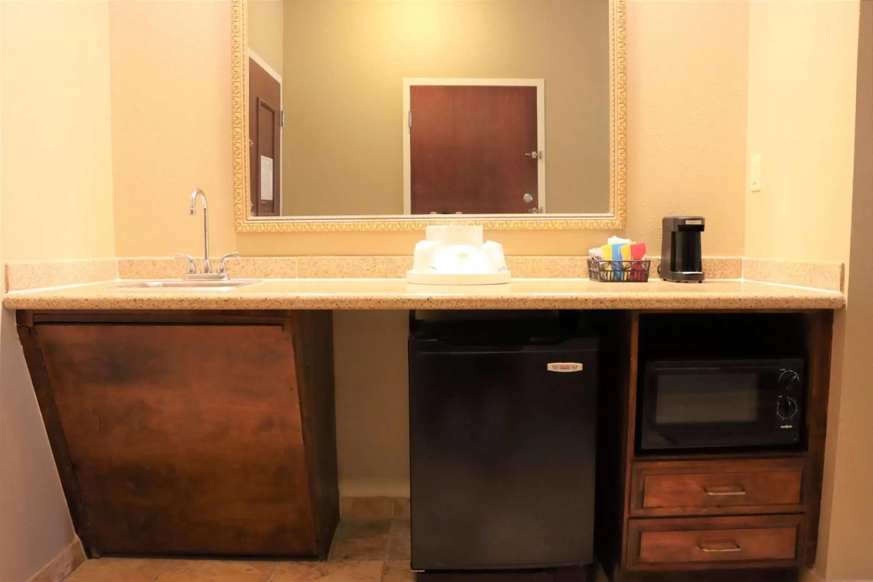 Photo of the whole room, Bathroom in Hampton Inn & Suites Thibodaux