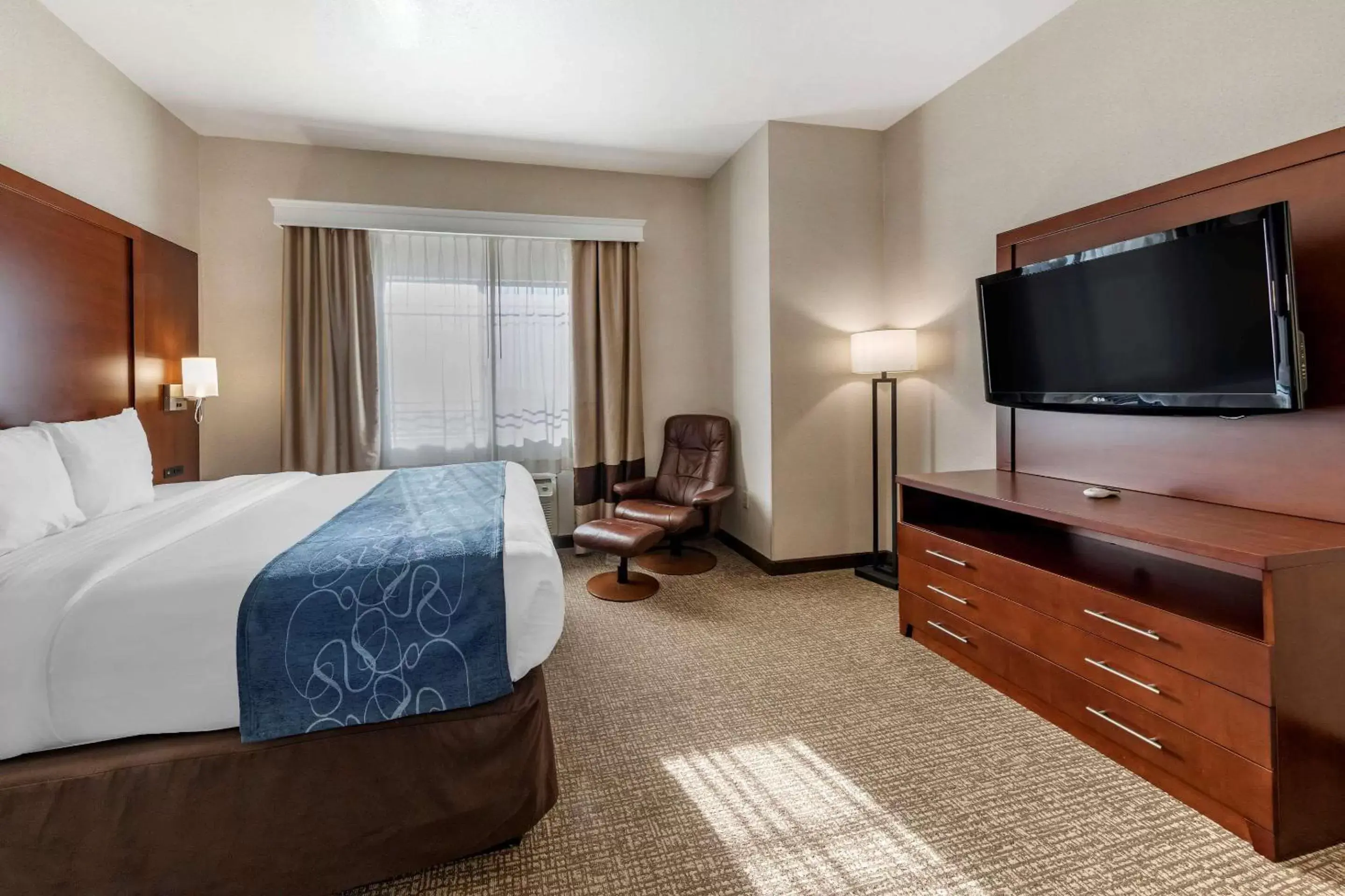 Photo of the whole room, TV/Entertainment Center in Comfort Suites Redlands