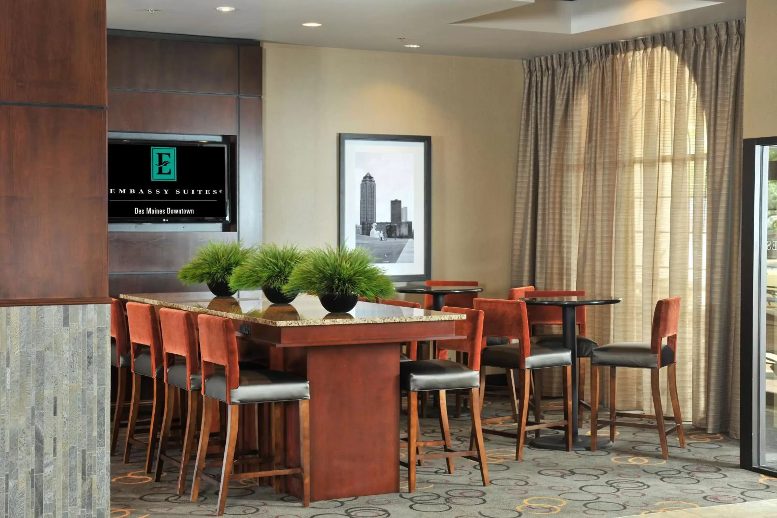 Lobby or reception, Restaurant/Places to Eat in Embassy Suites Des Moines Downtown