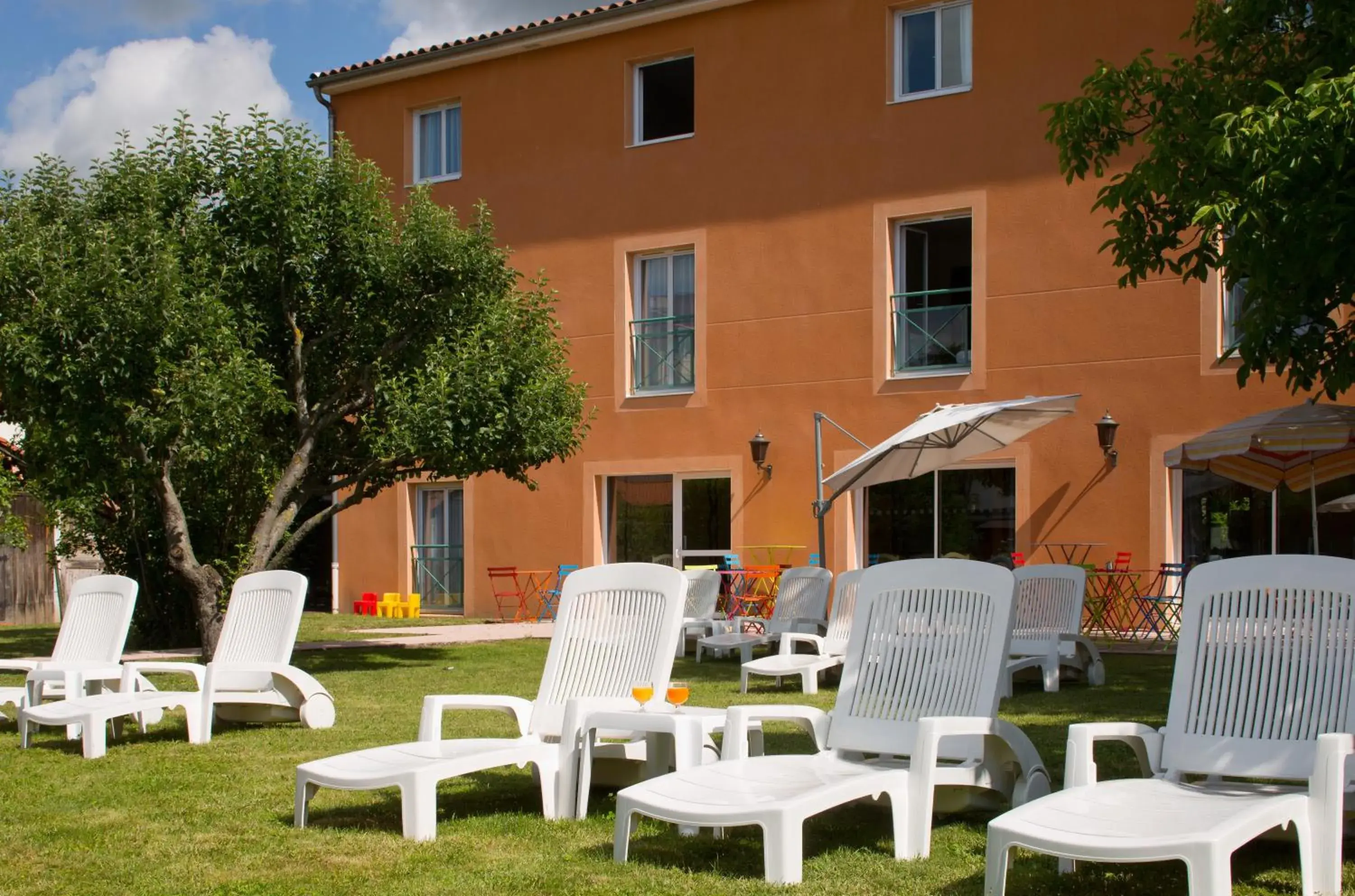 Patio, Property Building in The Originals Boutique, Hotel Le Pariou, Issoire (Qualys-Hotel)