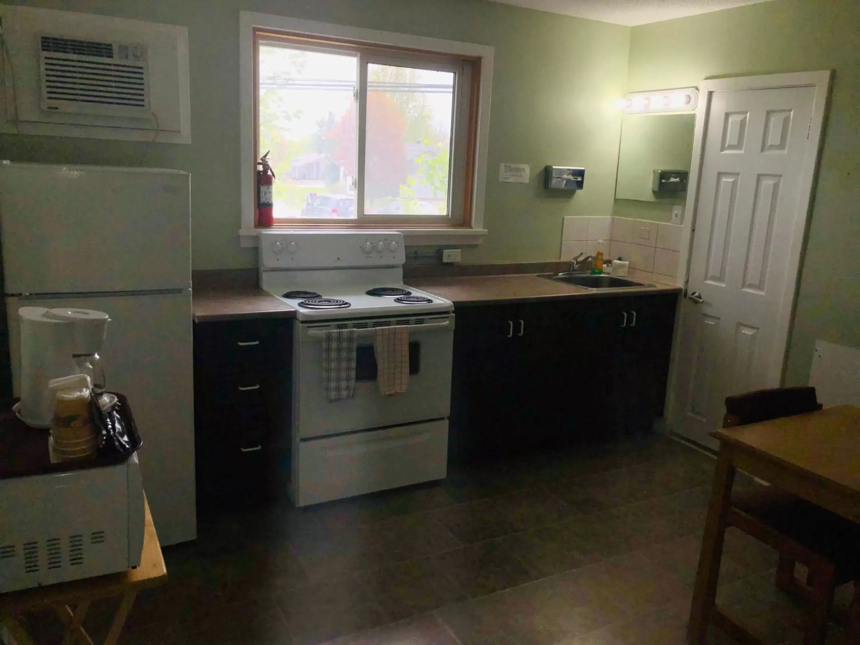 Kitchen/Kitchenette in Perth Plaza Inn & Suites