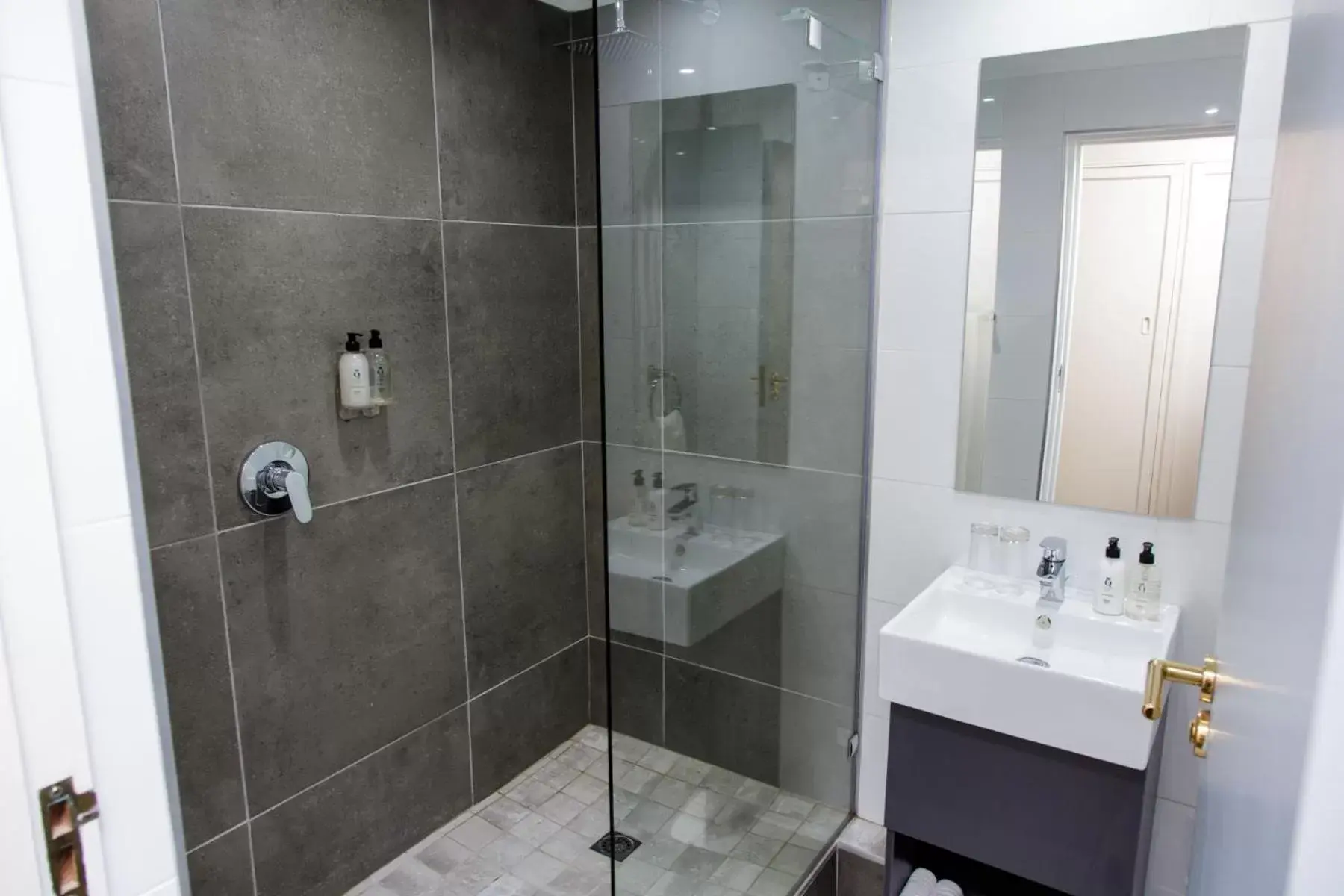 Bathroom in Queens Hotel by BON Hotels