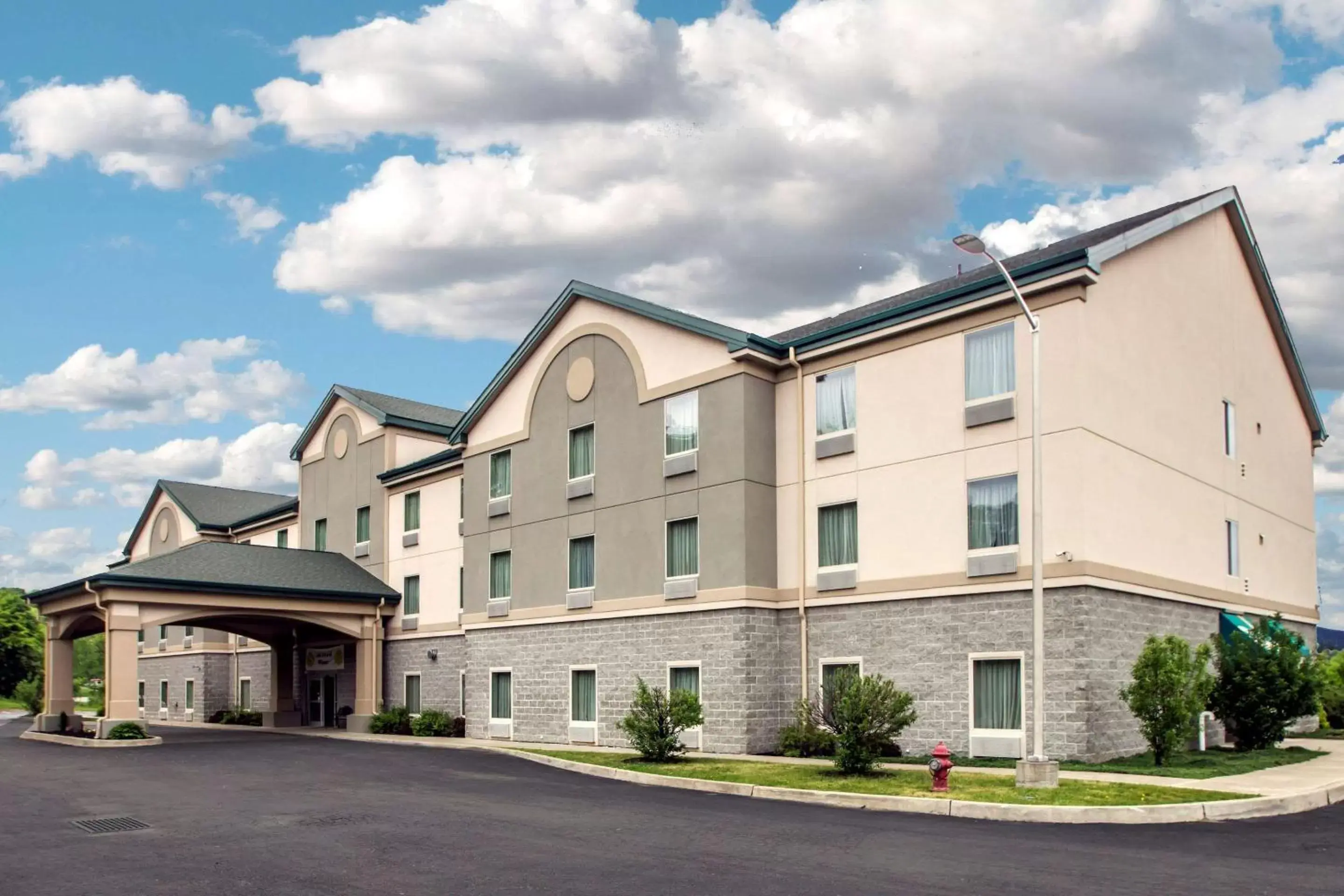 Property Building in Quality Inn & Suites Fishkill South near I-84