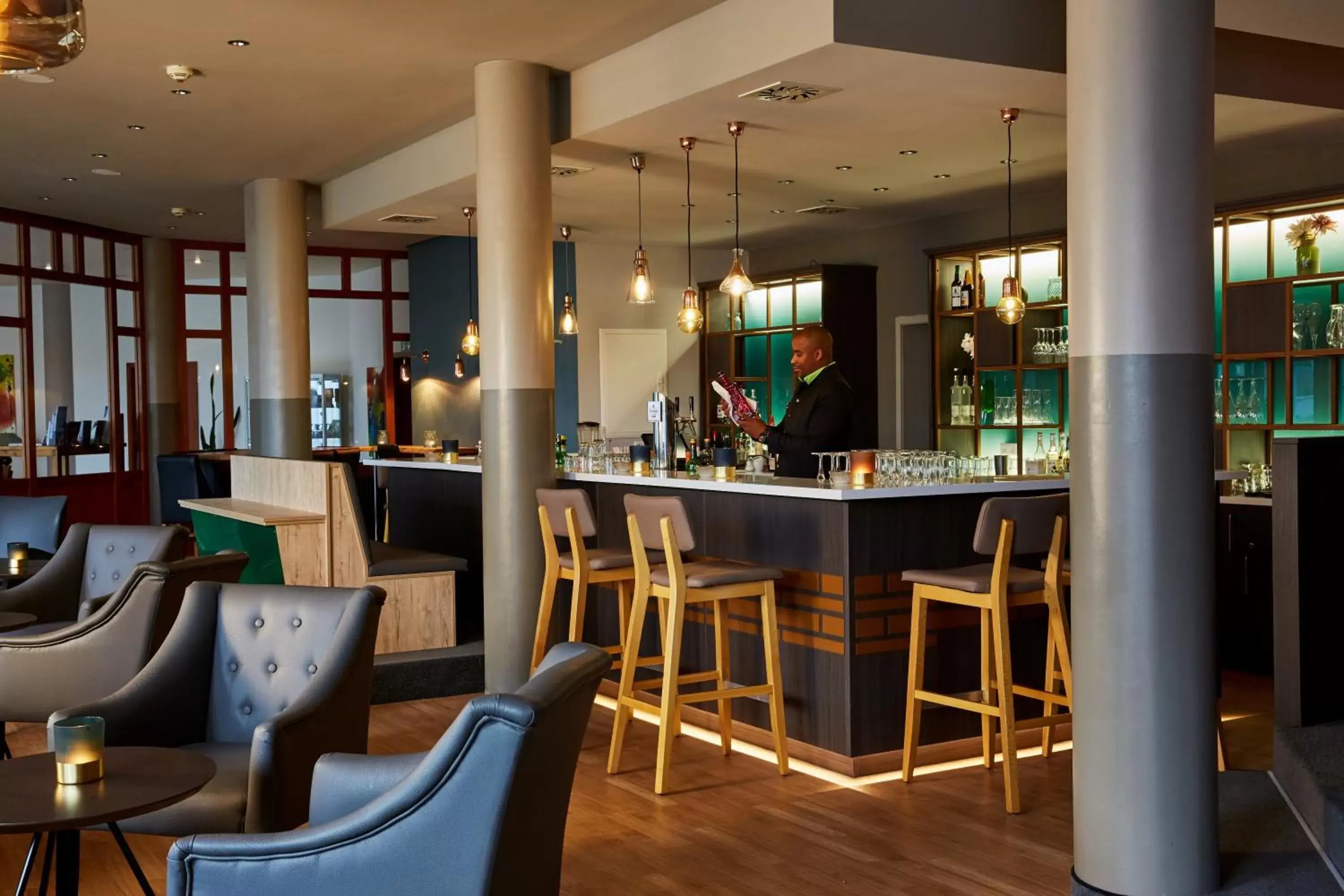 Lounge or bar, Restaurant/Places to Eat in H+ Hotel Stuttgart Herrenberg