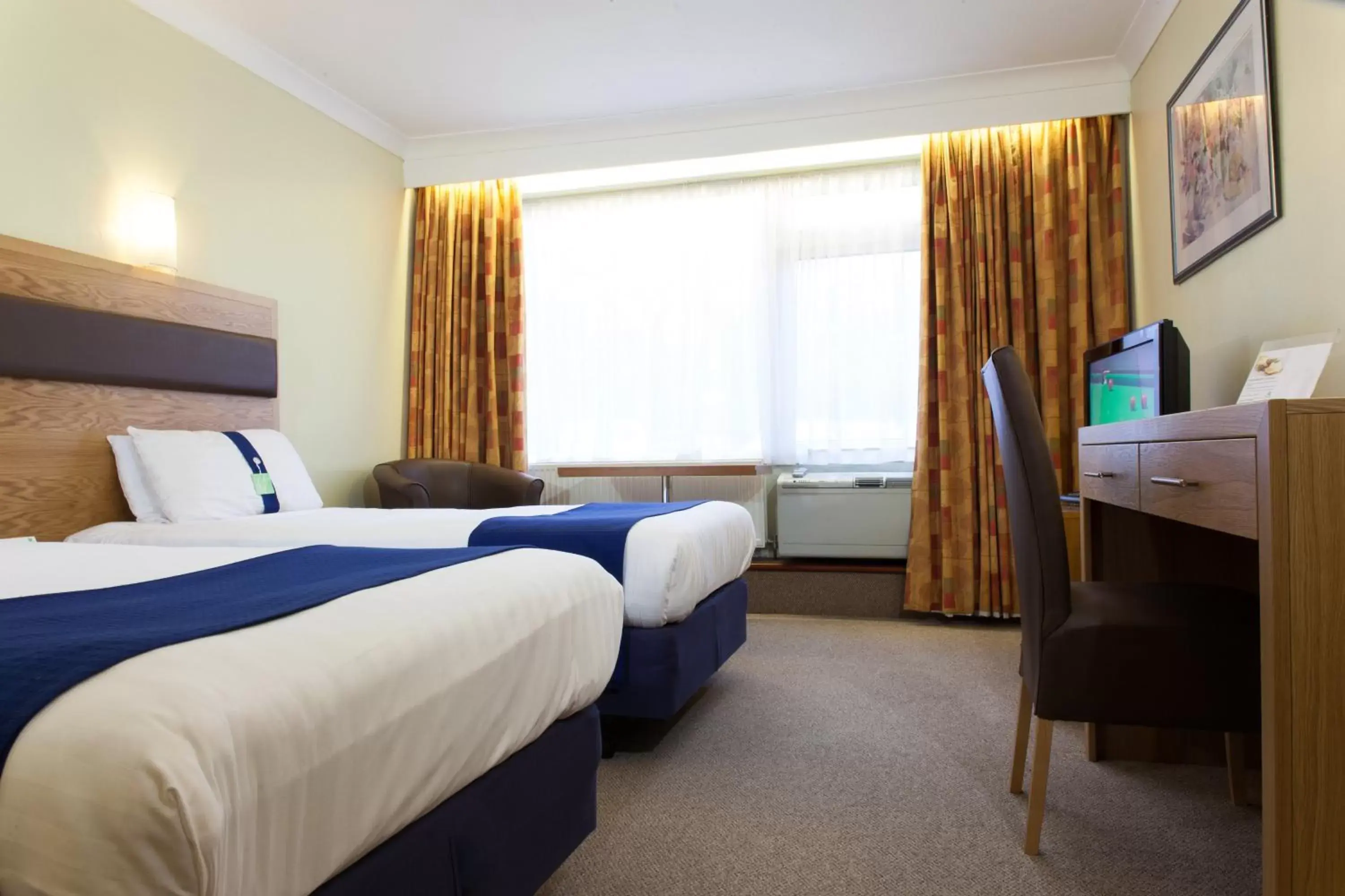 Photo of the whole room, Bed in Holiday Inn Newport, an IHG Hotel