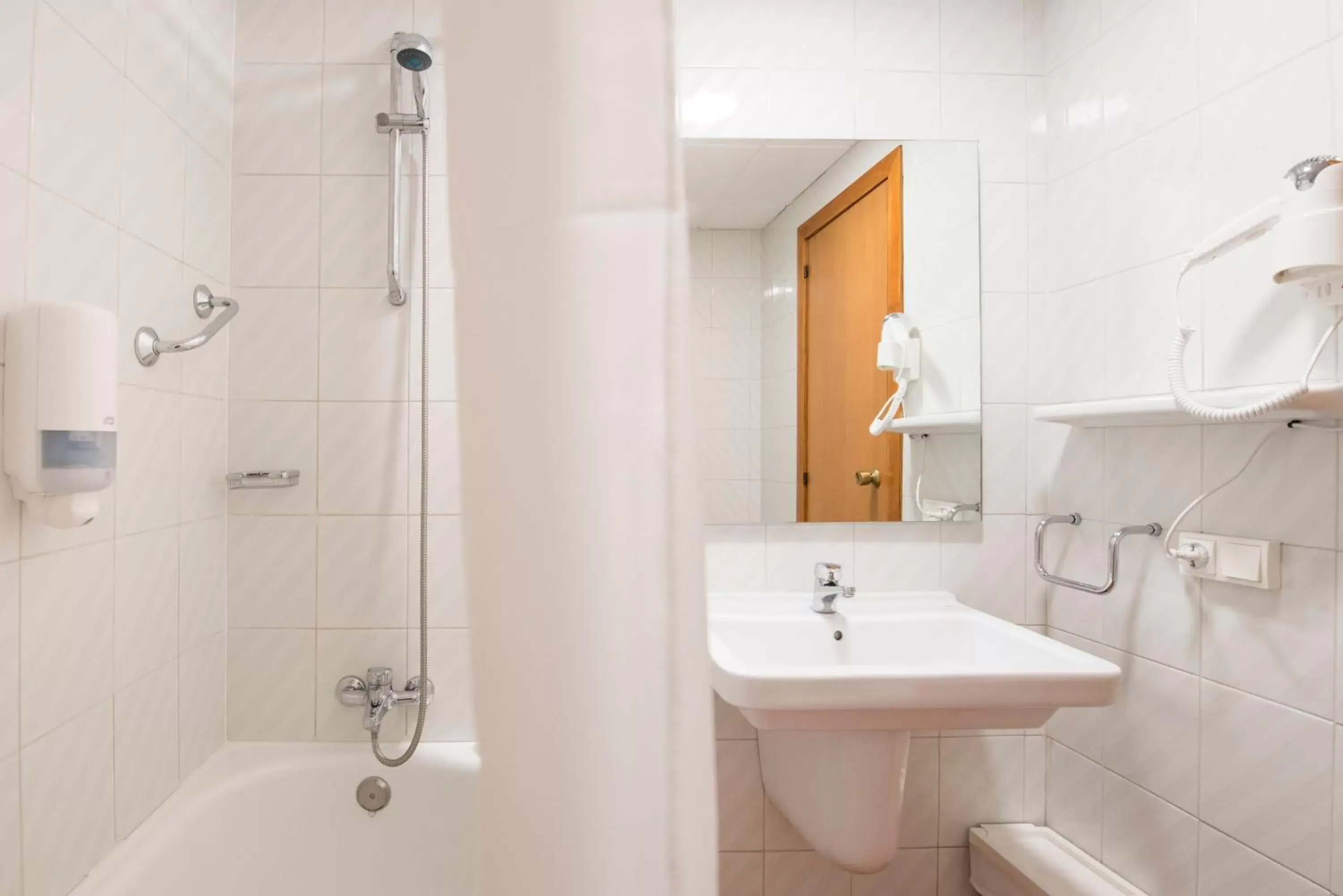 Shower, Bathroom in Hotel Nadal