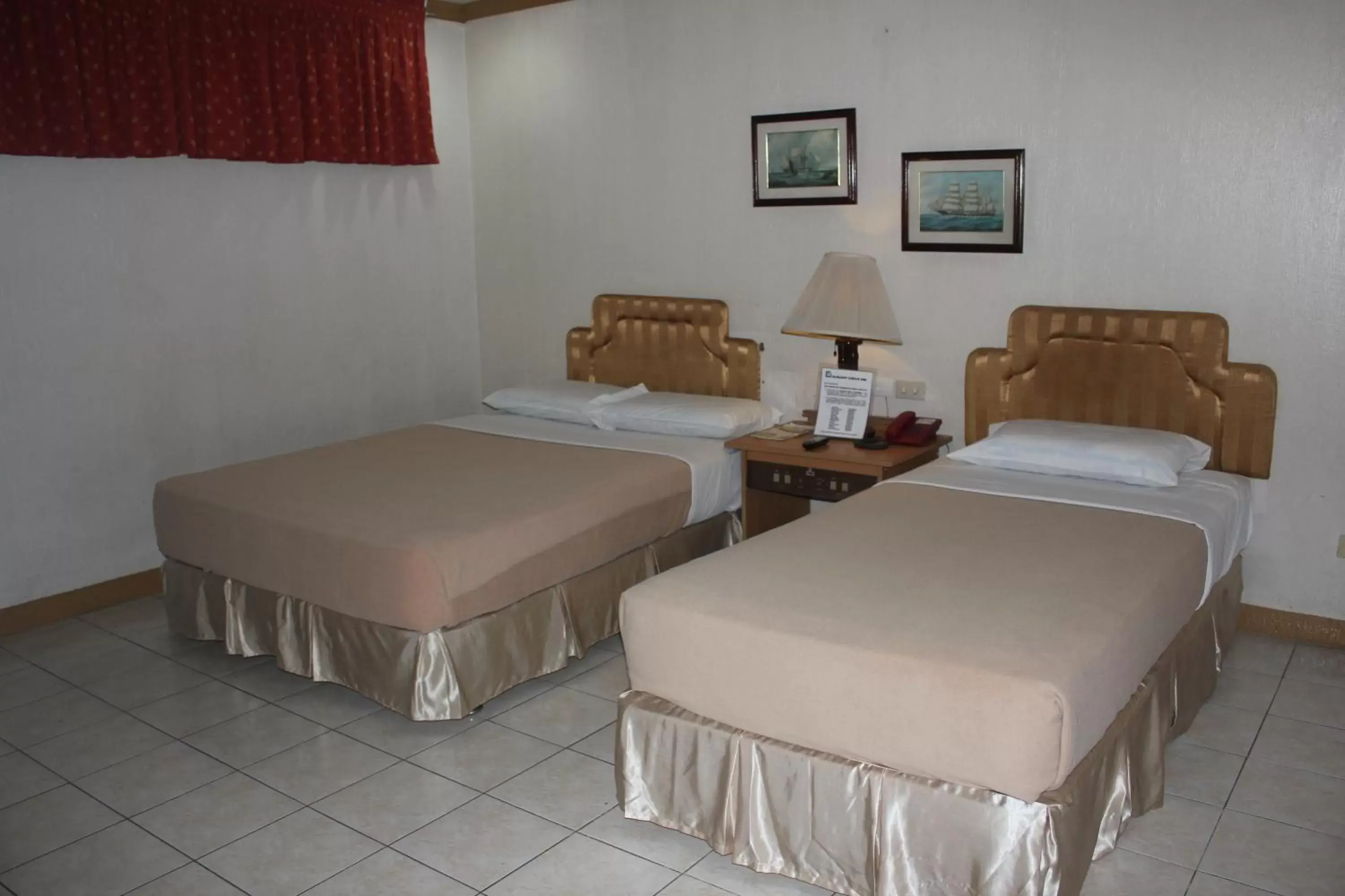 Bed in Elegant Circle Inn