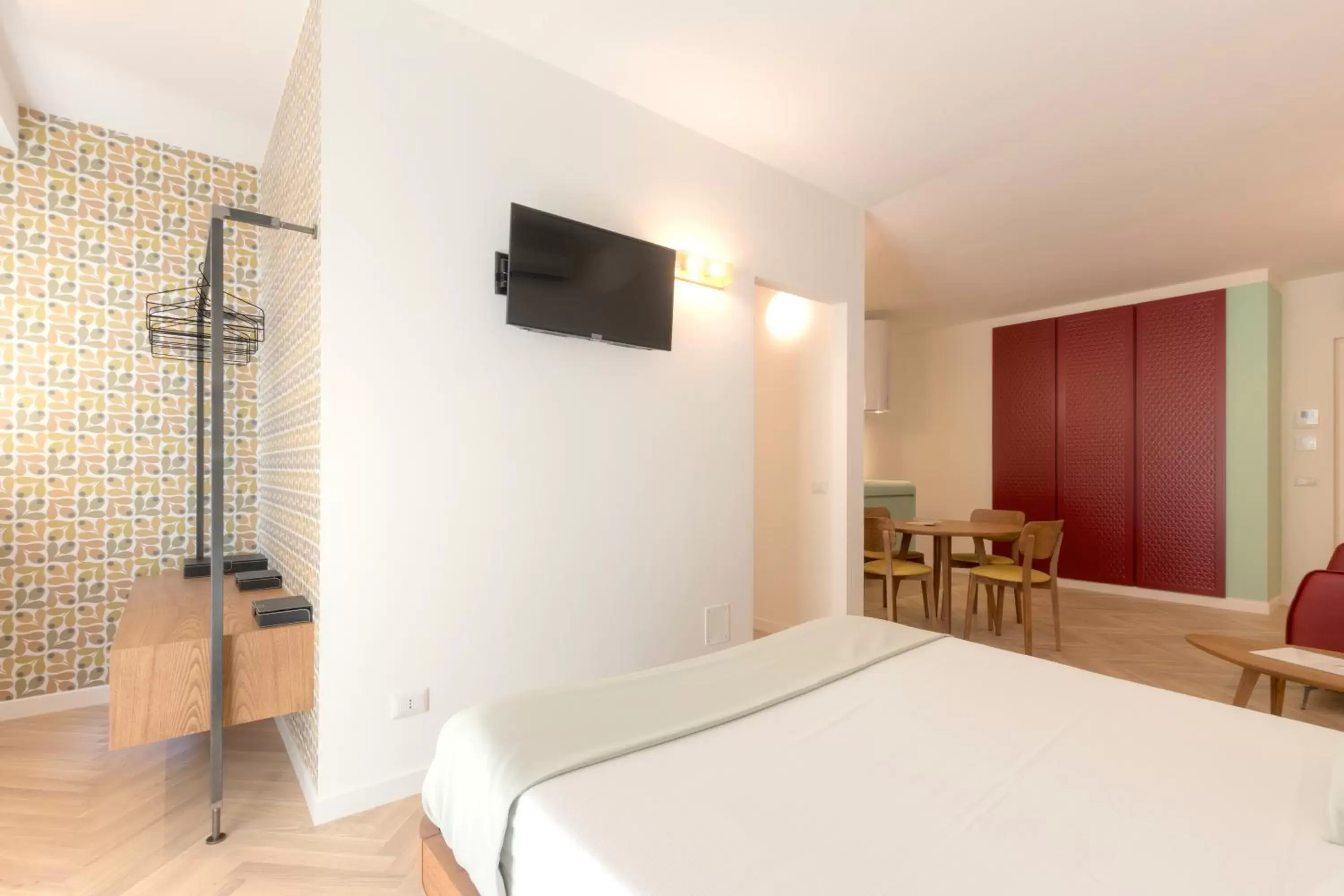 Communal lounge/ TV room, Bed in Metropolitan Suites