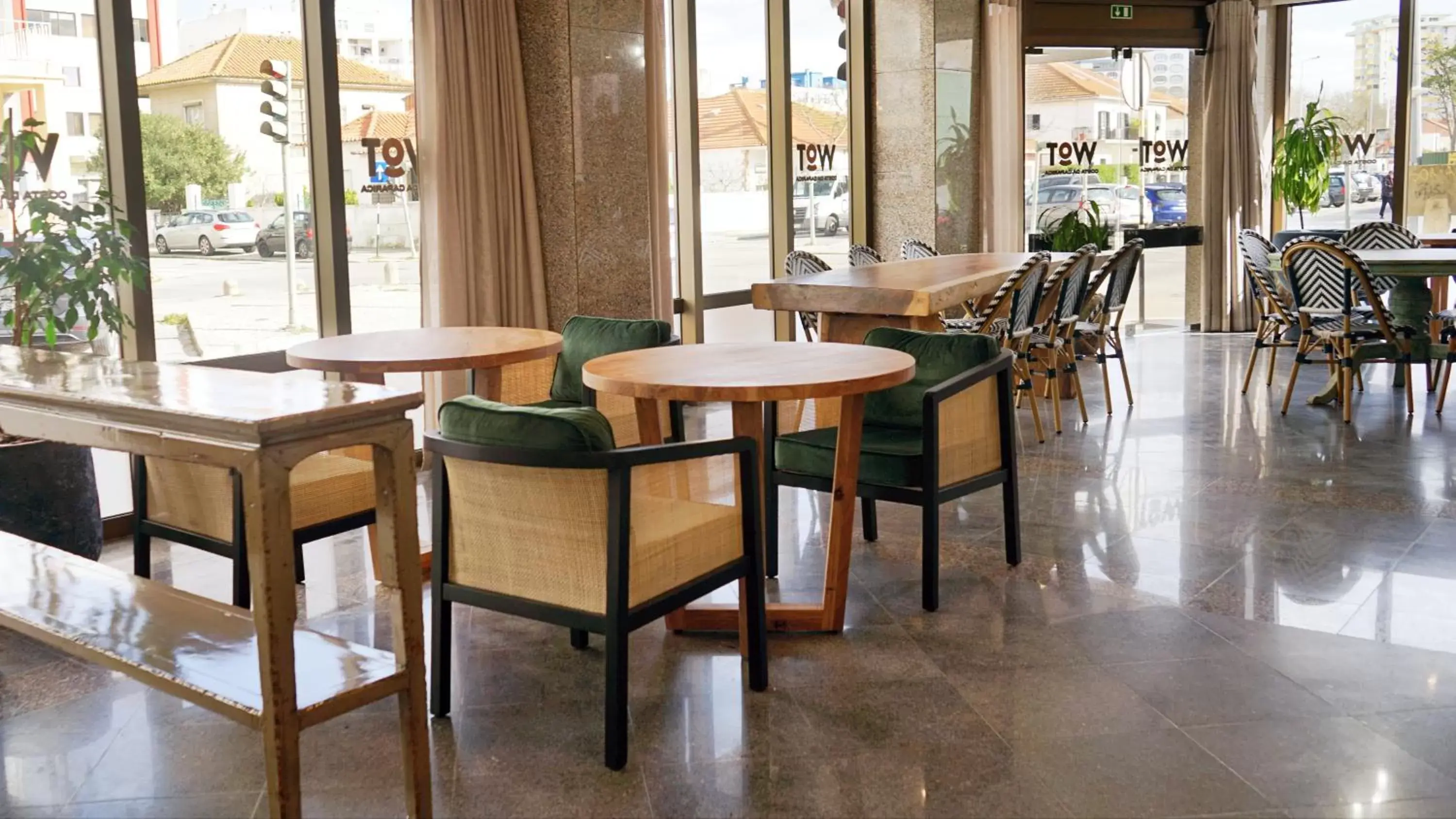 Living room, Restaurant/Places to Eat in WOT Costa da Caparica