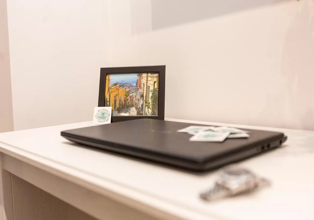 Bedroom, TV/Entertainment Center in B&B Vico Milano 18