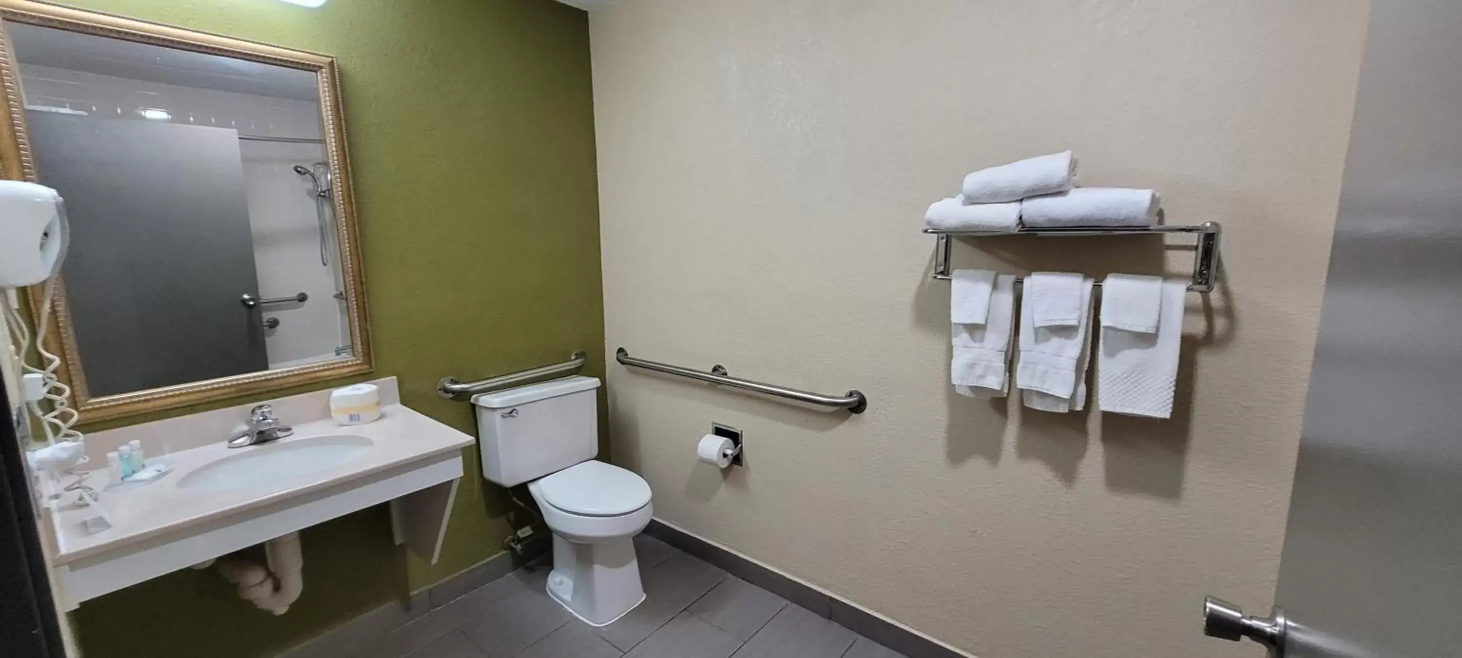 Bathroom in Quality Inn & Suites Columbia I-70