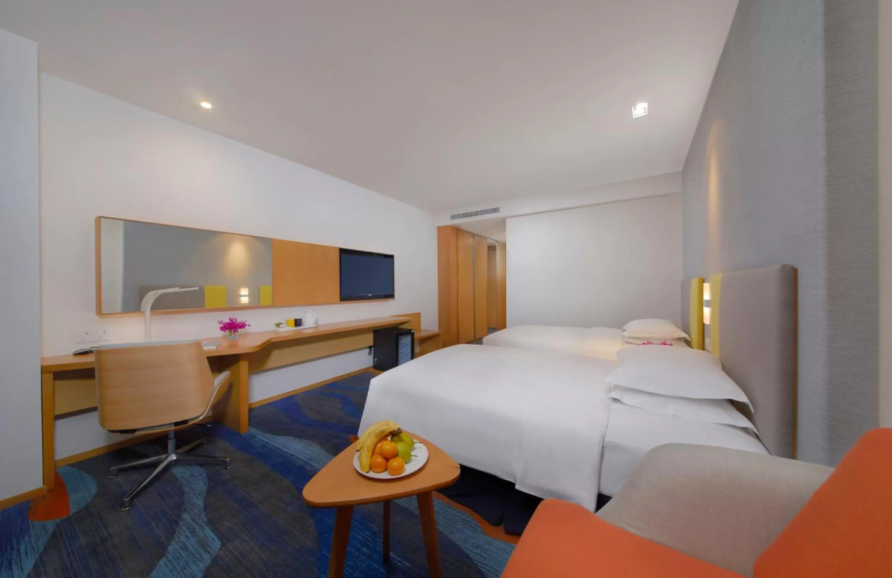 Photo of the whole room, Bed in Holiday Inn Express Zhengzhou Zhengdong, an IHG Hotel