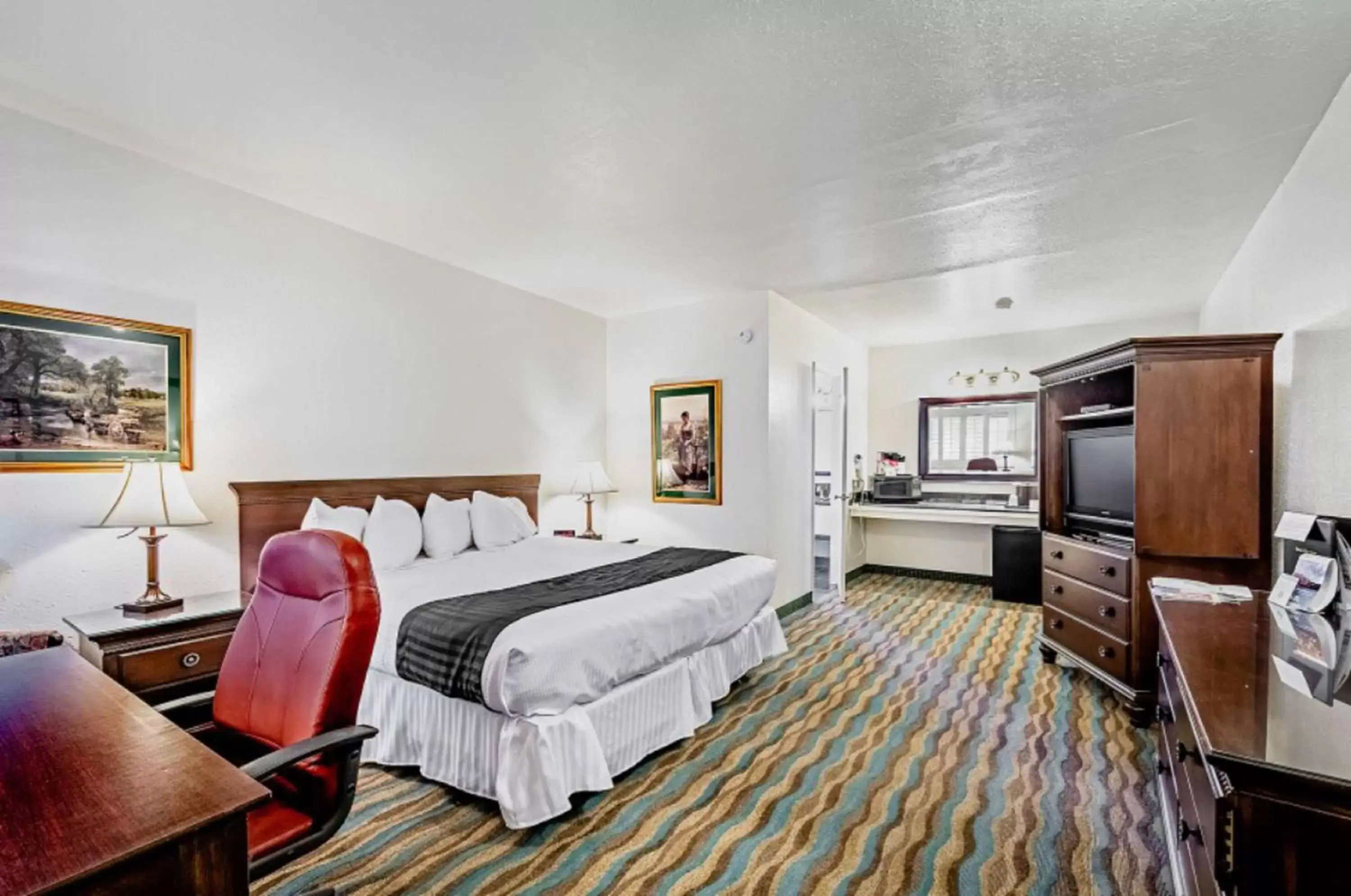 Photo of the whole room in SureStay Plus Hotel by Best Western Susanville