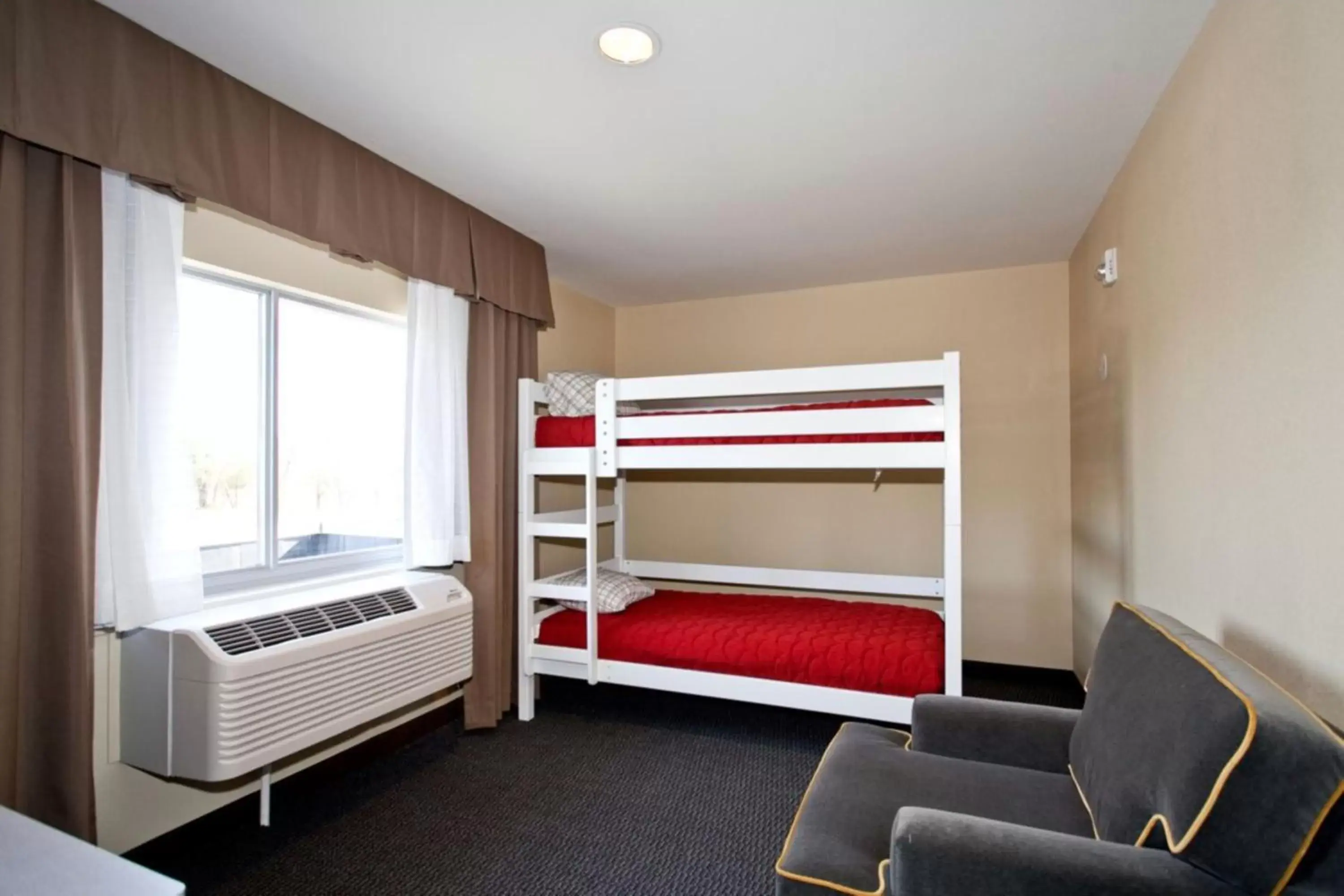 Photo of the whole room, Bunk Bed in Holiday Inn Express Newton, an IHG Hotel