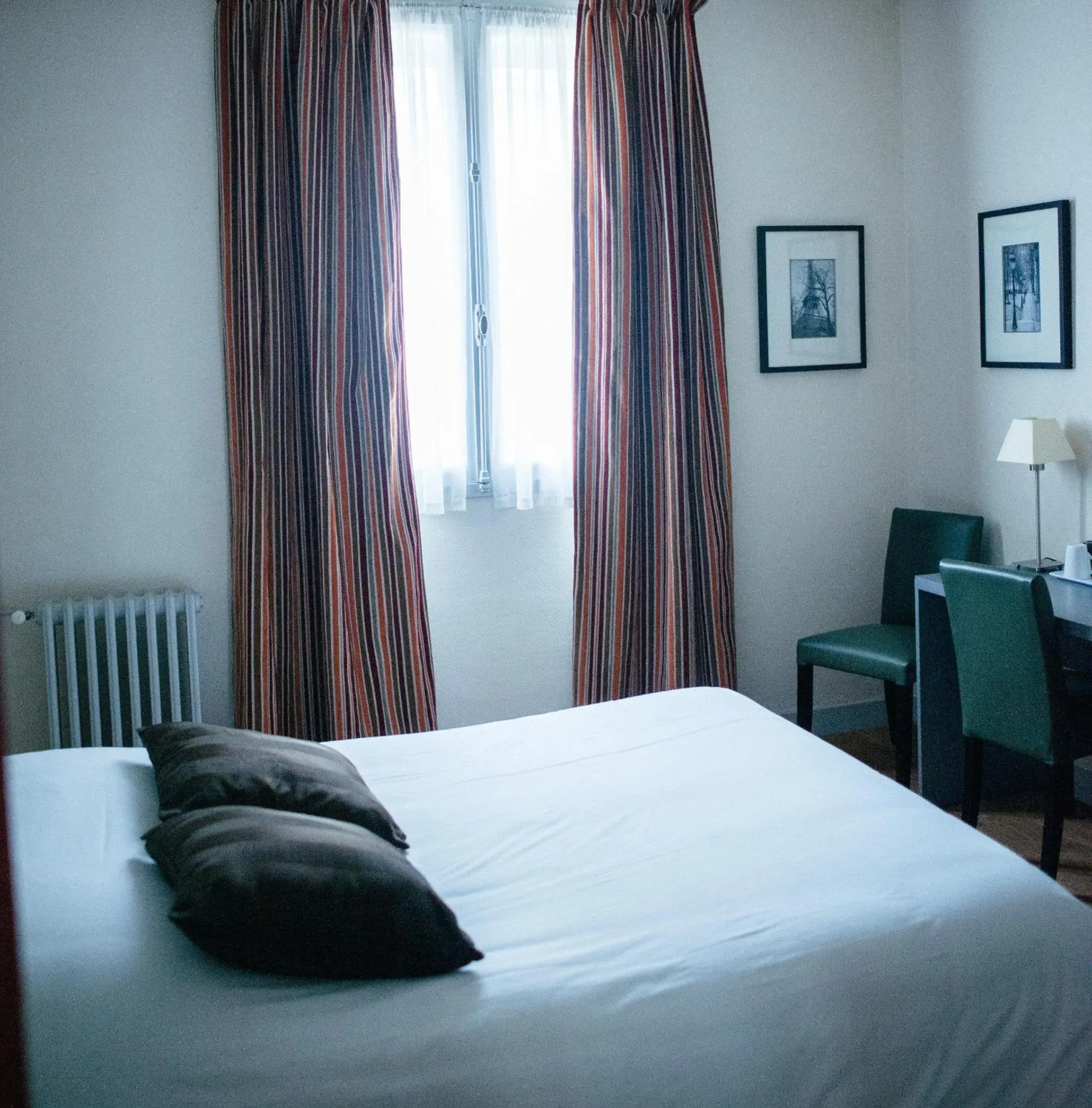 Photo of the whole room, Bed in Hôtel Carmin